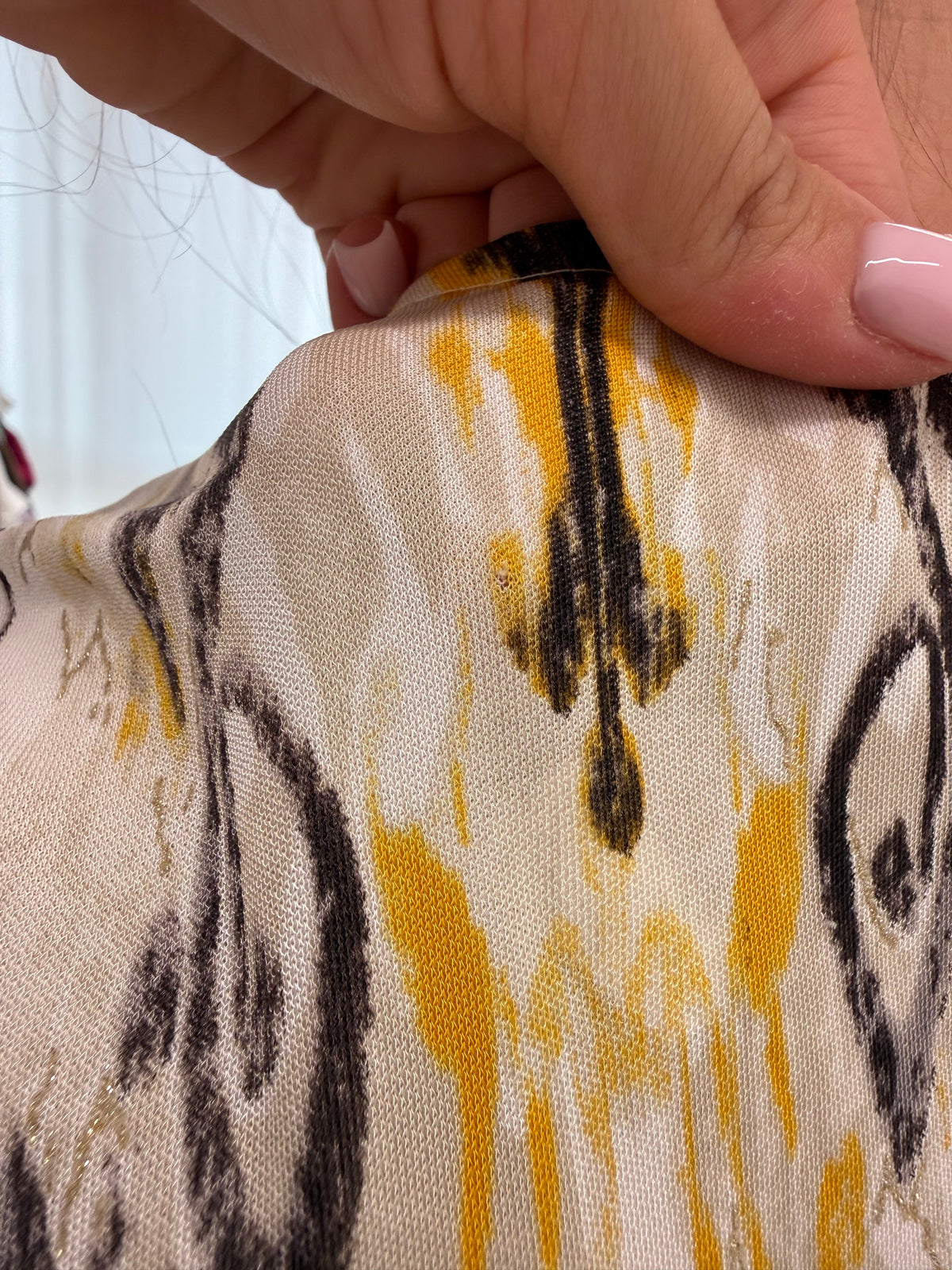 Rochie Roberto Cavalli cu print specific brandului din jerse vaporos și nasturi bijuterie