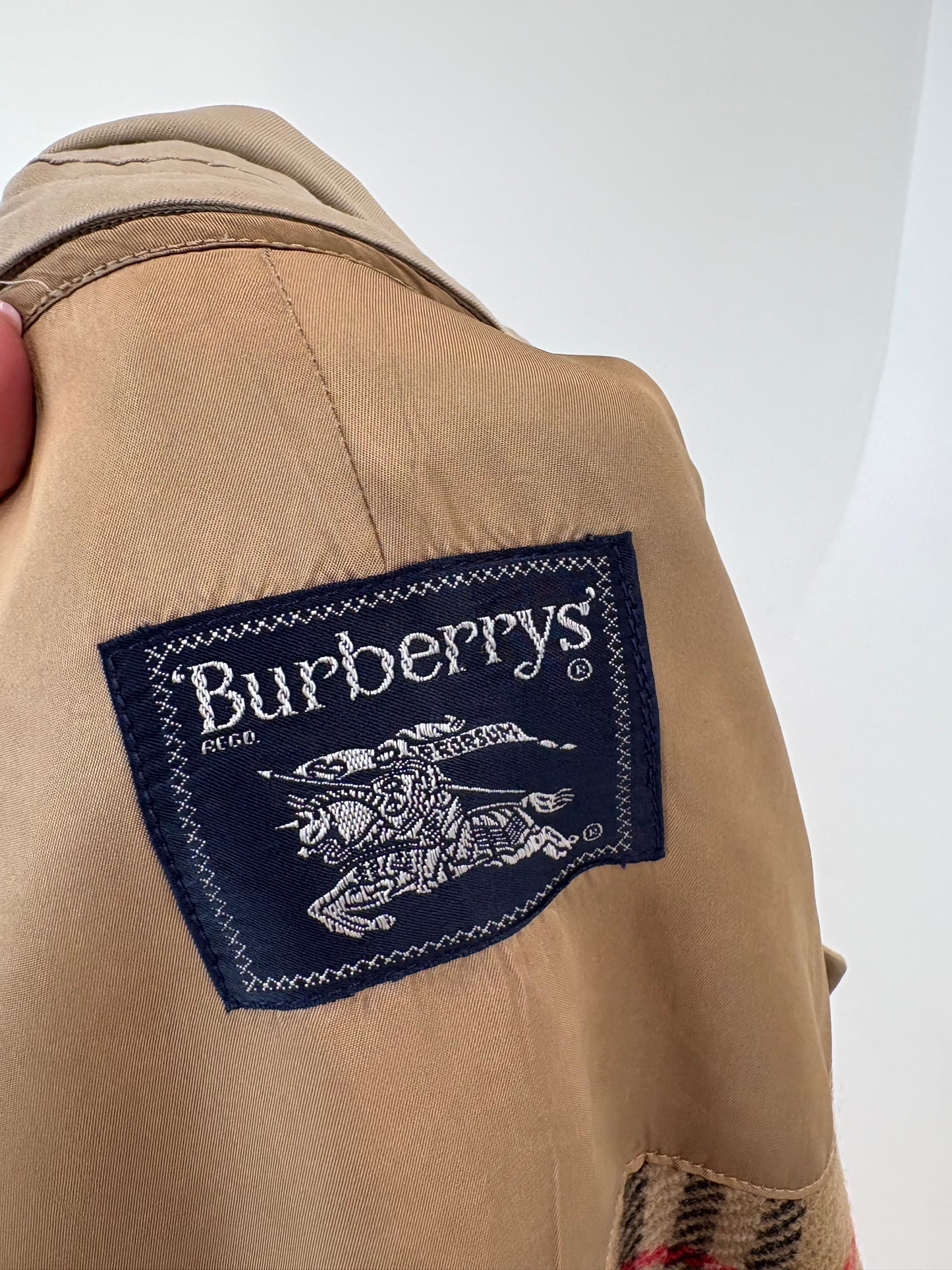 Trench Burberry din gabardină de la toamnă la iarbă cu liner detașabil din lana