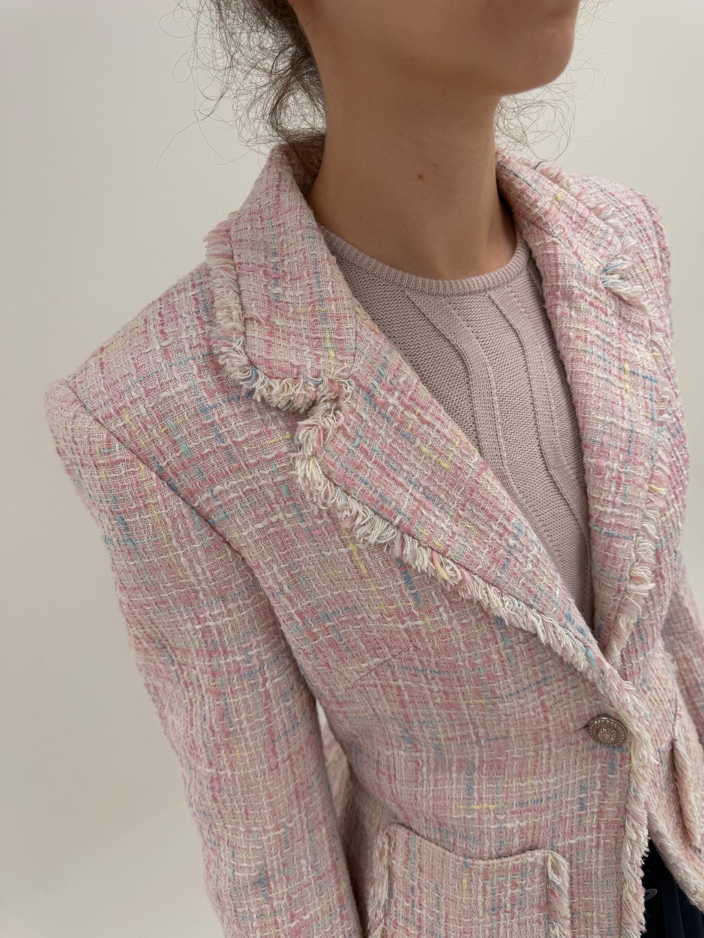 Sacou cambrat din tweed în stil Chanel și culori pudrate