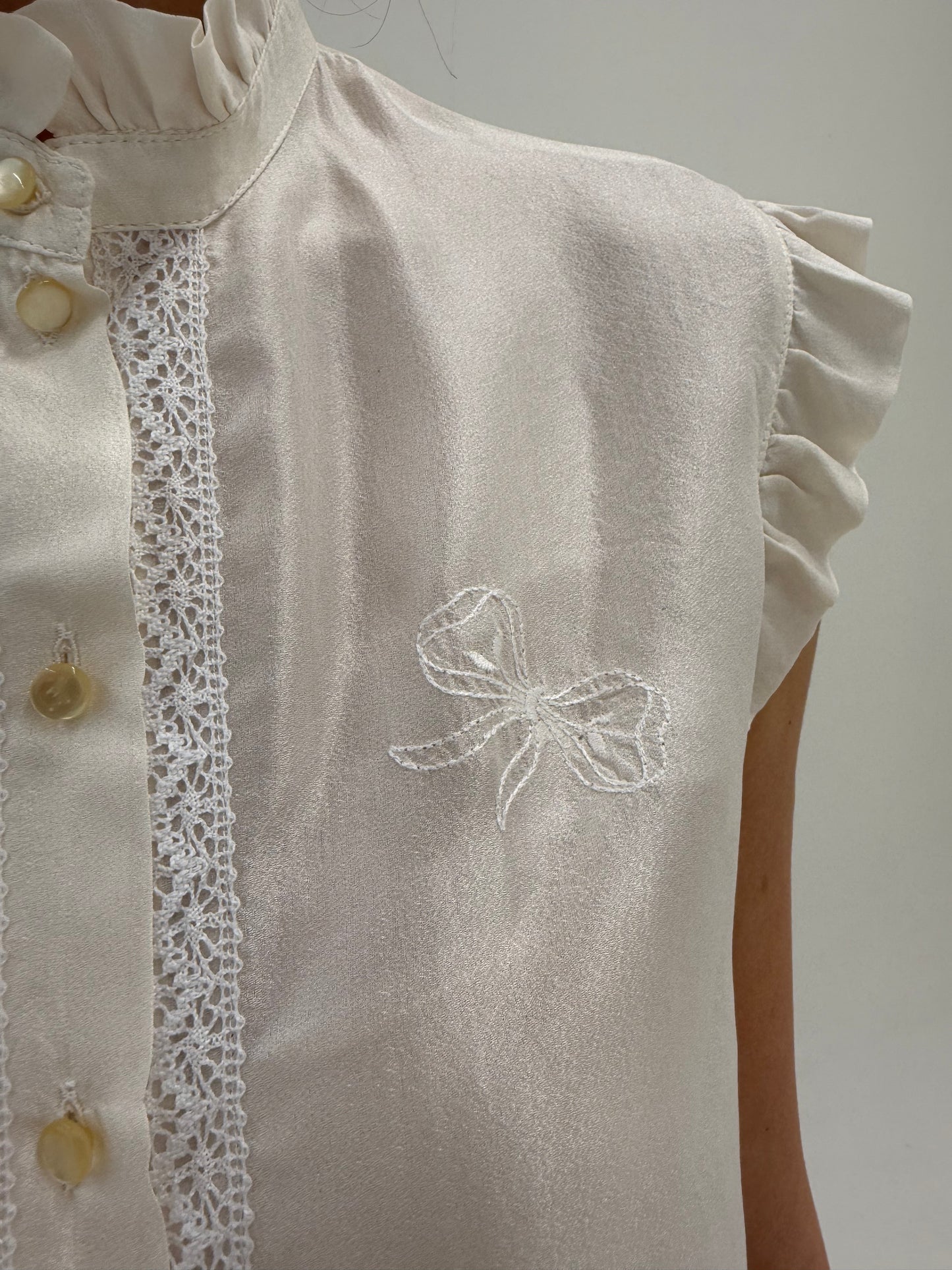 Cămașa vintage italiană din mătase naturală perlata cu dantelă și broderie
