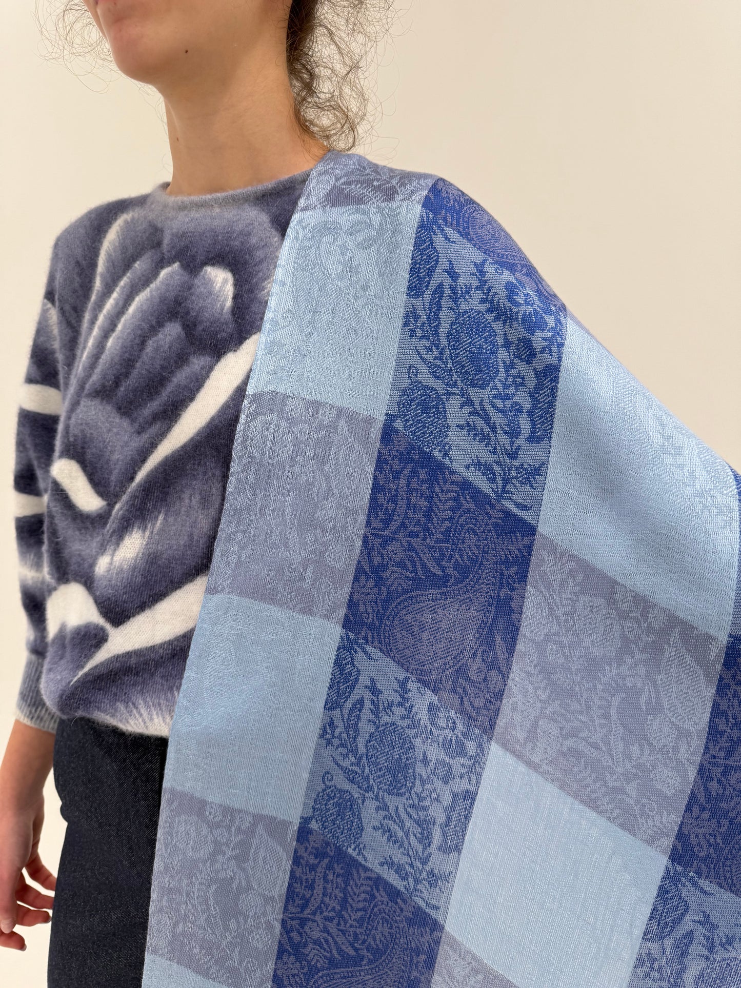 Shawl din cașmir și mătase naturală în nuanțe superbe de albastru