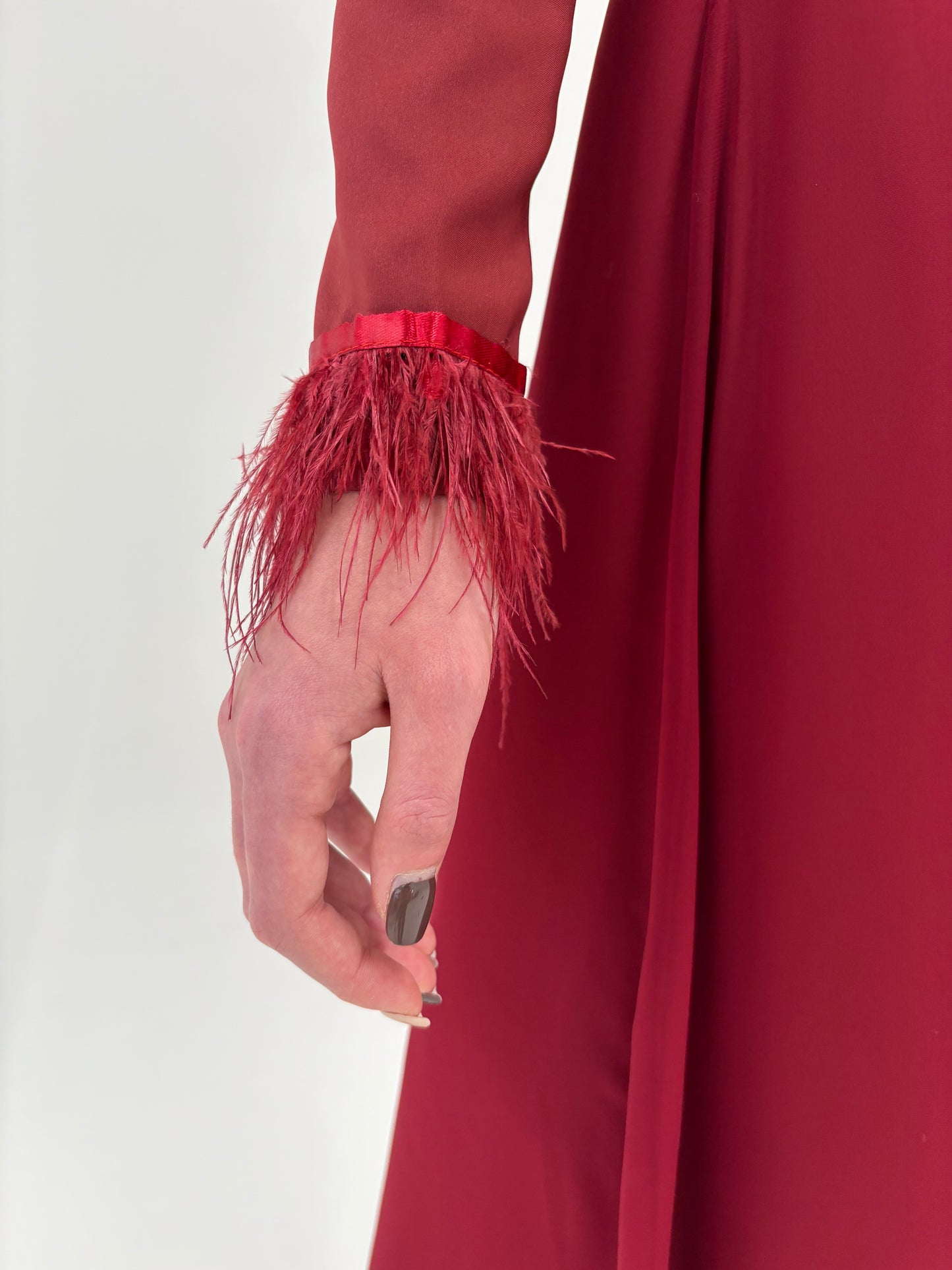 Rochie maxi burgundy de seară cu talie ultra înaltă și pene naturale cu spate reglabil