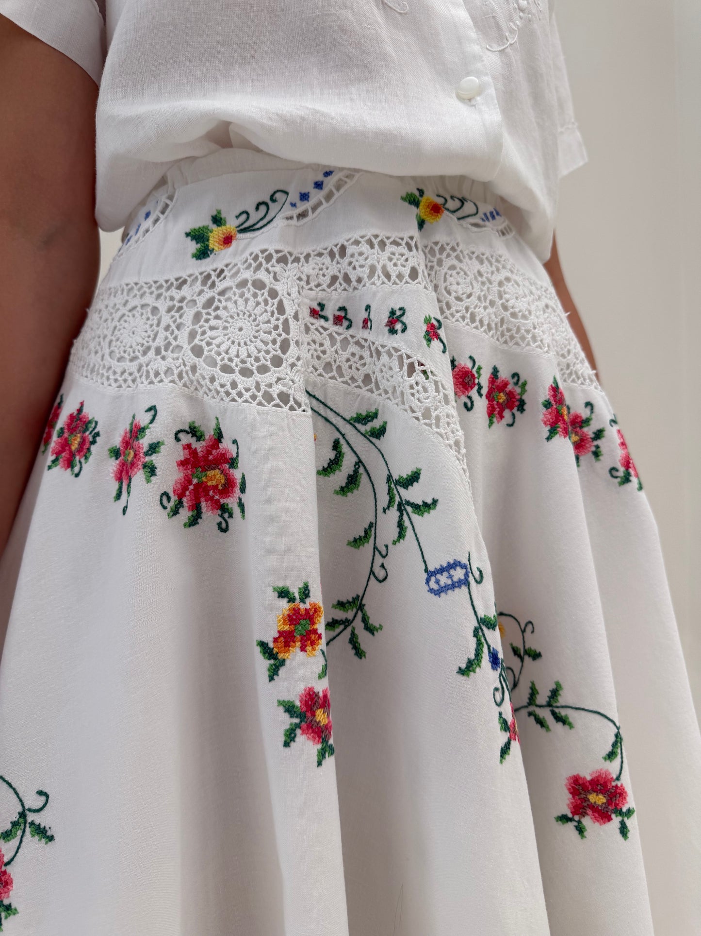 Fustă bijuterie cu broderie manuală excepțională colorată și macrame manual din pânză