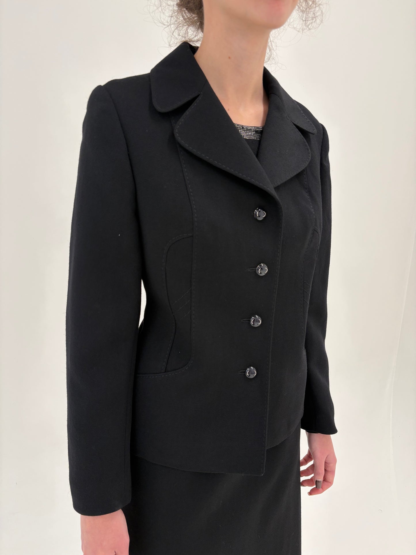 Deux piece vintage negru cu sacou cambrat și revere rotunjite din lana certificată