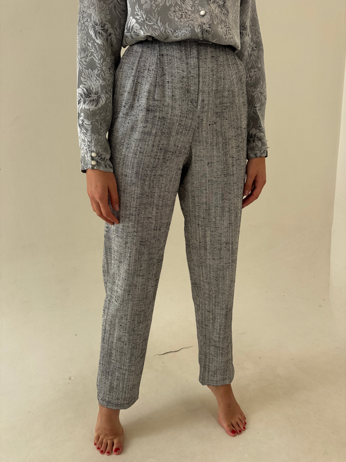 Pantaloni tall excepționali din material spectaculos silver gray cu negru