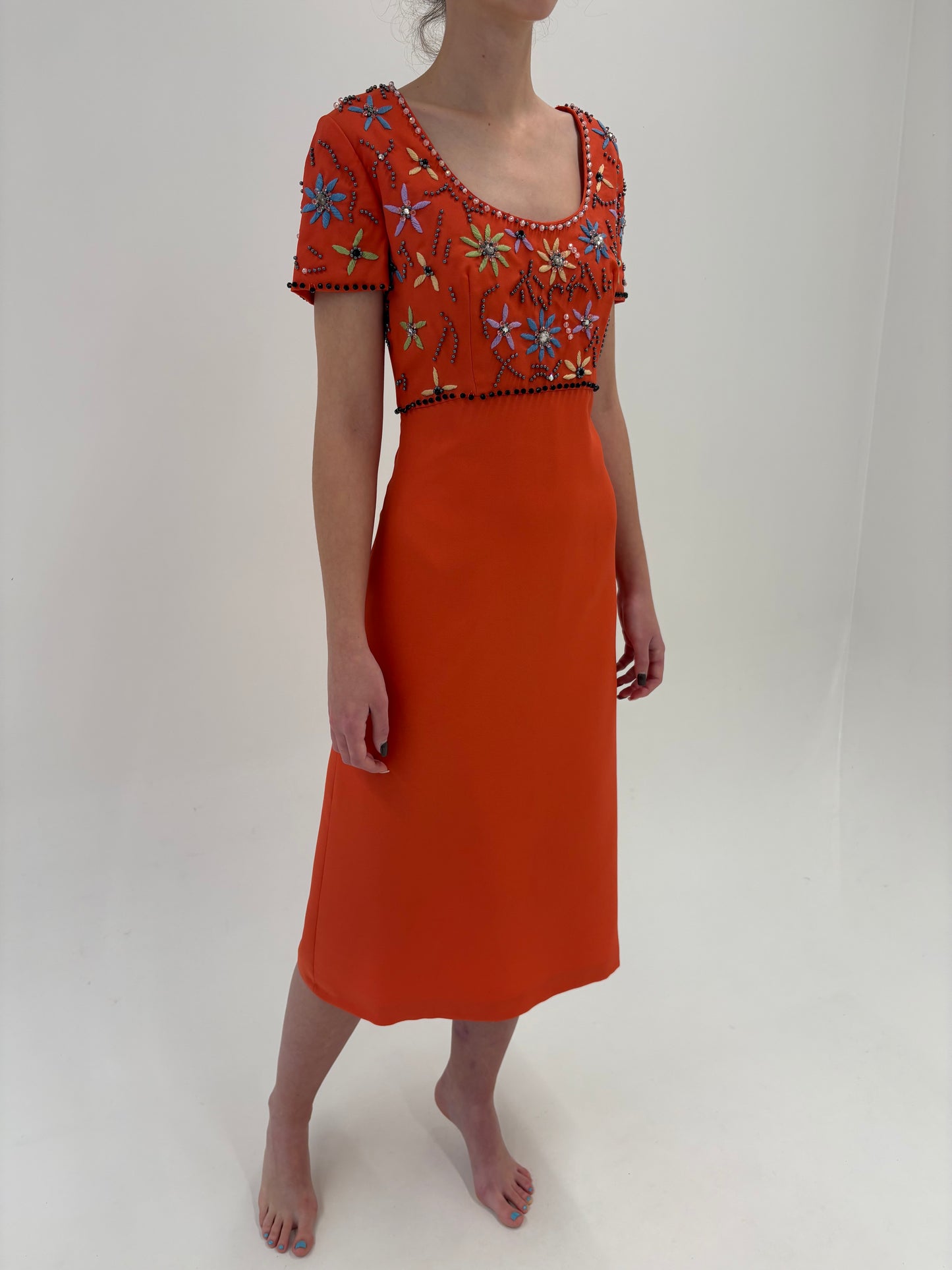 Rochie Old vintage anii 60 de colecție din creppe gros ușor lucios și aplicații manuale