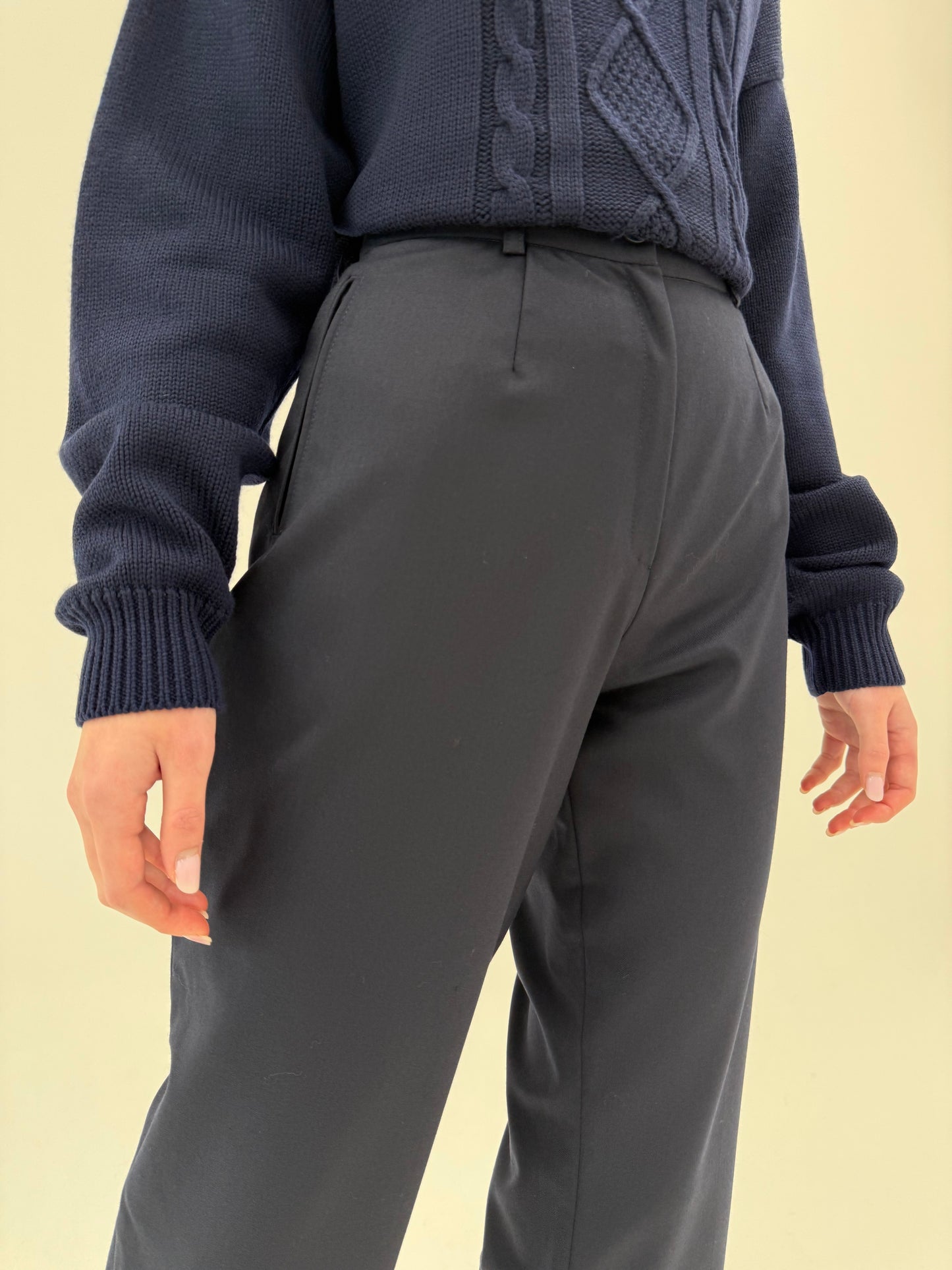 Pantaloni cu pense și talie ultra înaltă tall din lana extrafina