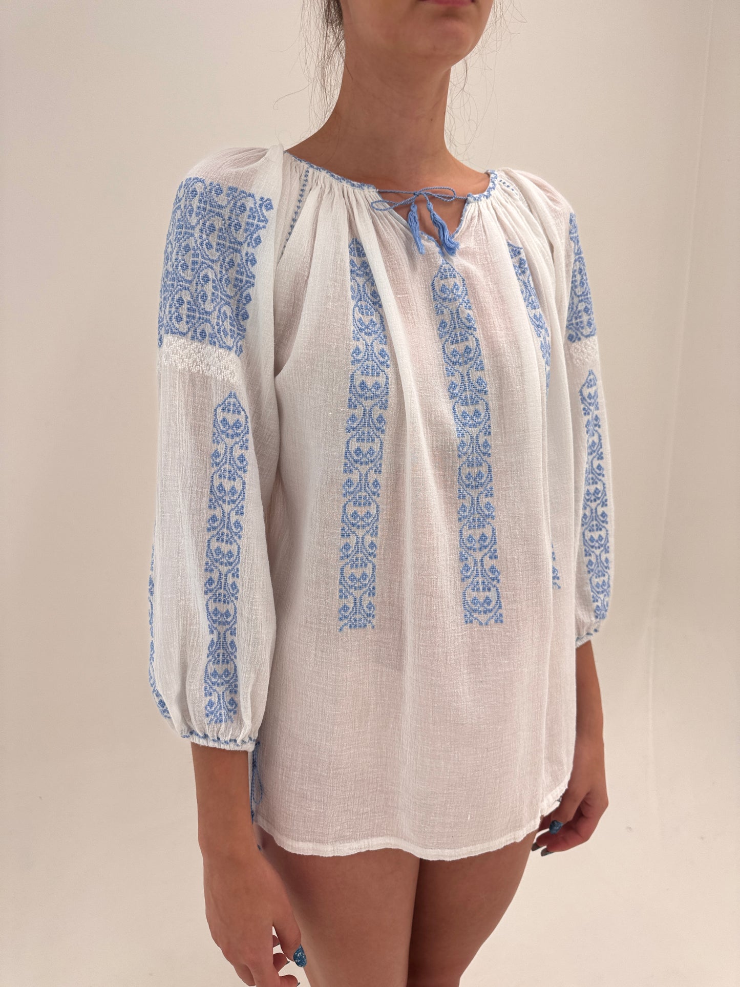 Cămașa din museline de bumbac cu broderie manuala excepțională baby blue