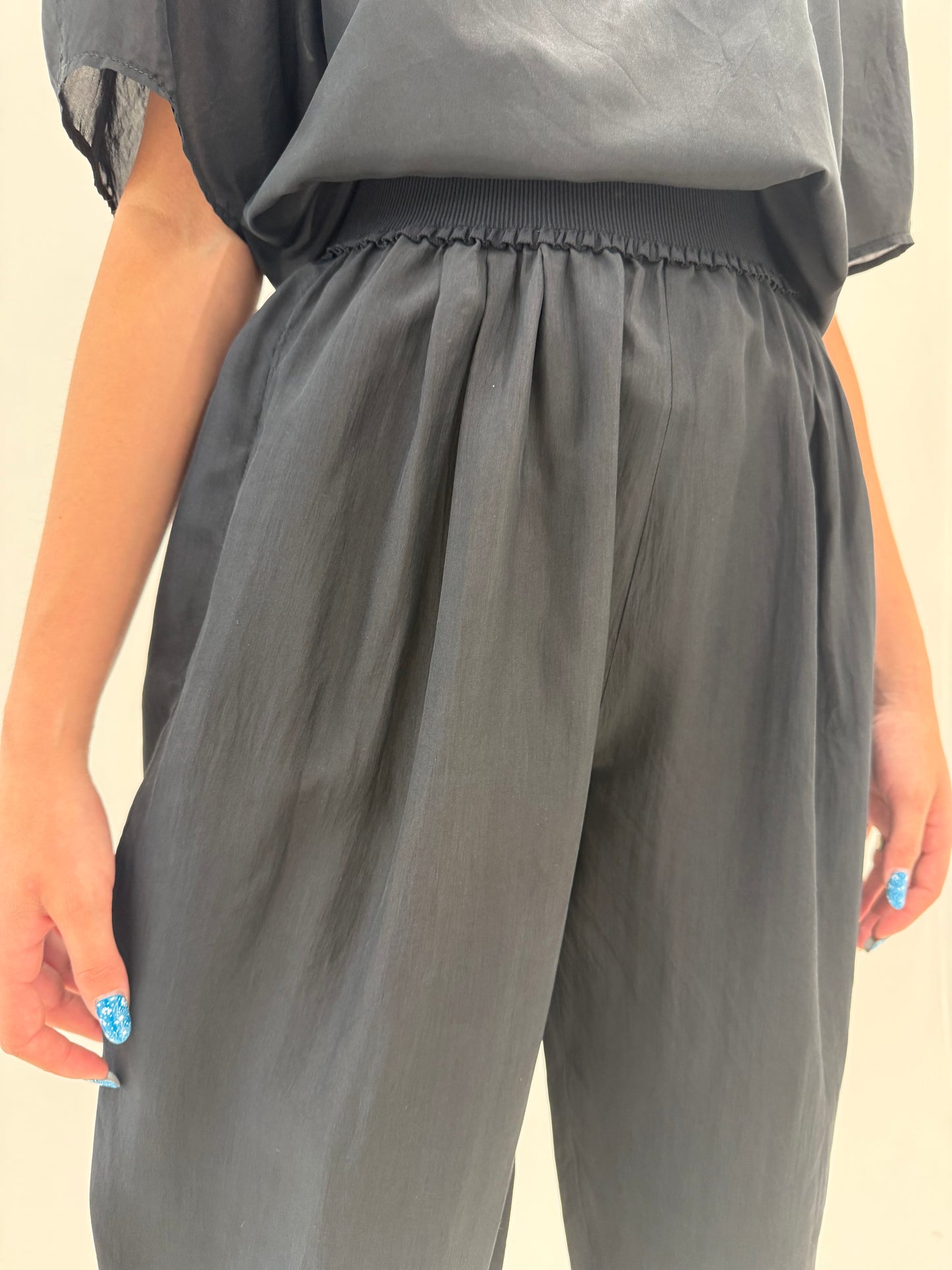 Pantaloni negri petite din mătase naturală cu talie ultra marcată elastică