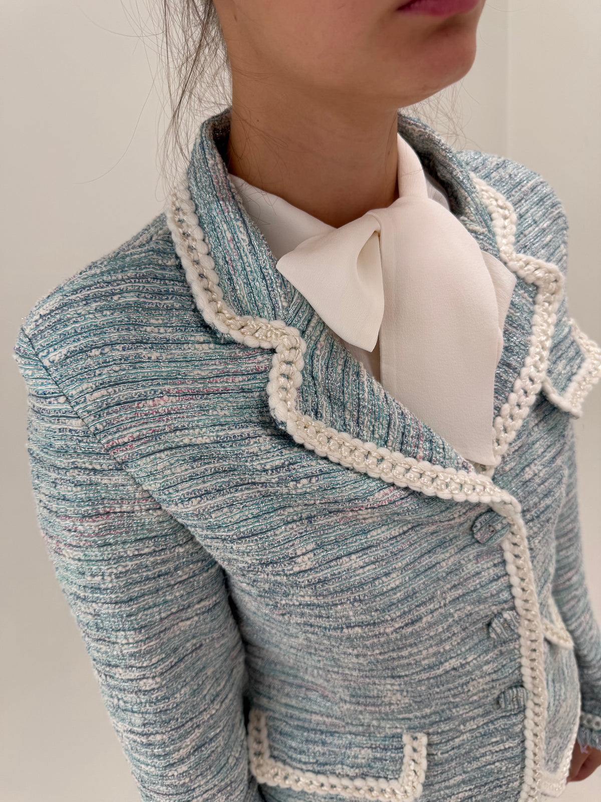 Sacou italian din tweed excepțional baby blue în stil Chanel cu paspoal