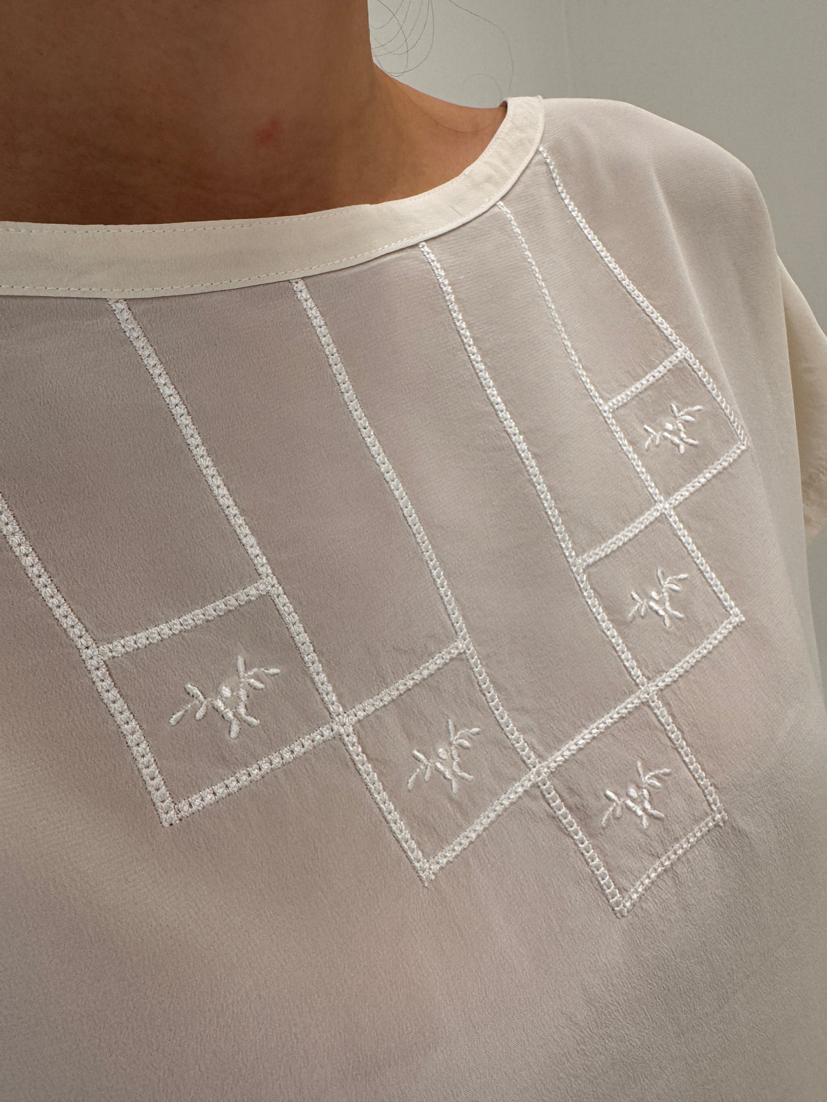 Top Laurel by Escada din mătase naturală cu broderie delicată în croi lejer