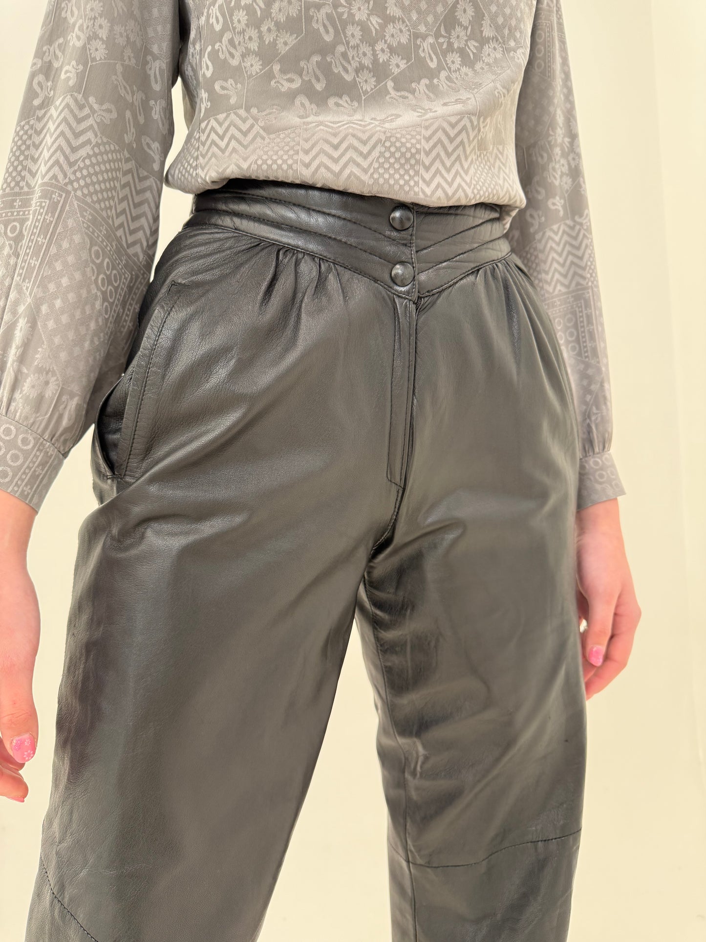 Pantaloni din piele naturală mănușă cu talie ultra marcată în croi elaborat