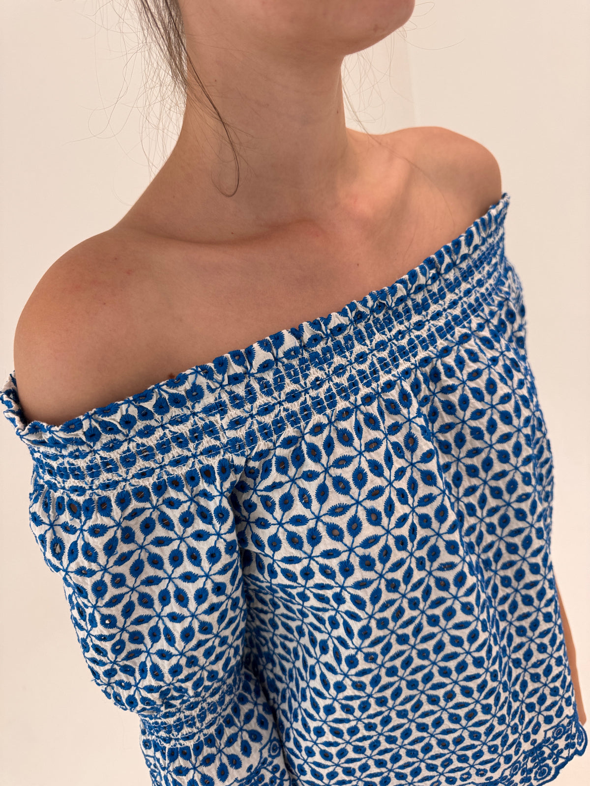 Top cu decolteu elastic integral din bumbac cu broderie anglaise