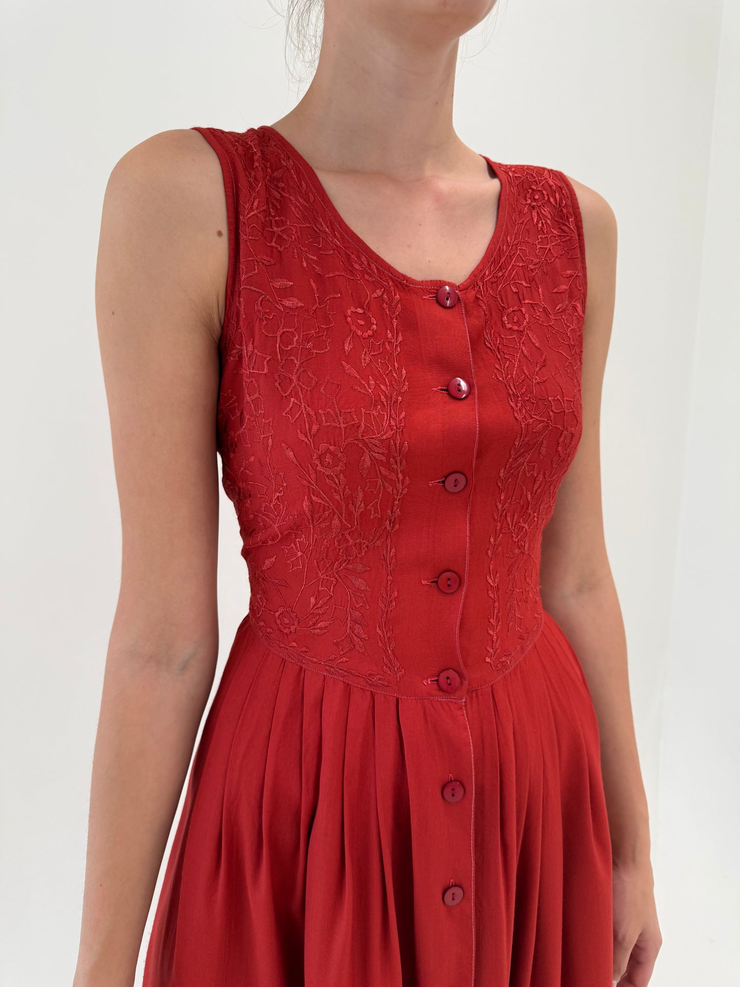 Rochie maxi cu corsaj și broderie brick red super vaporoasă