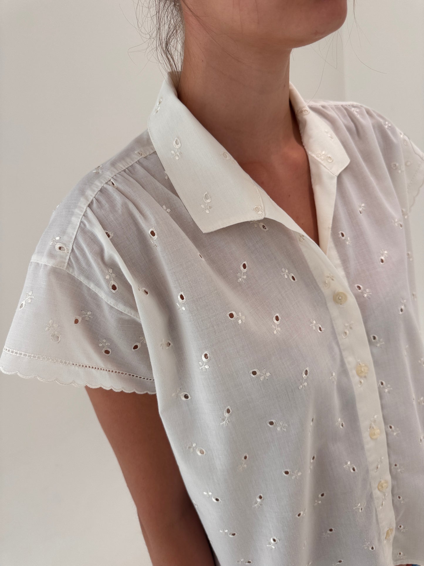 Cămașa vintage din panzica de bumbac cu broderie anglaise în croi lejer