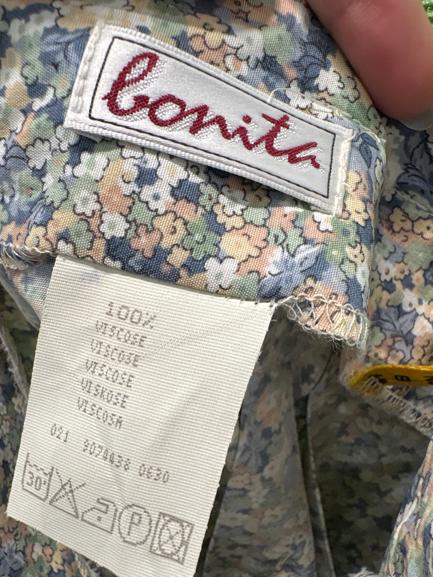 Fustă vintage cu print floral delicat din panzica și centură proprie spre maxi