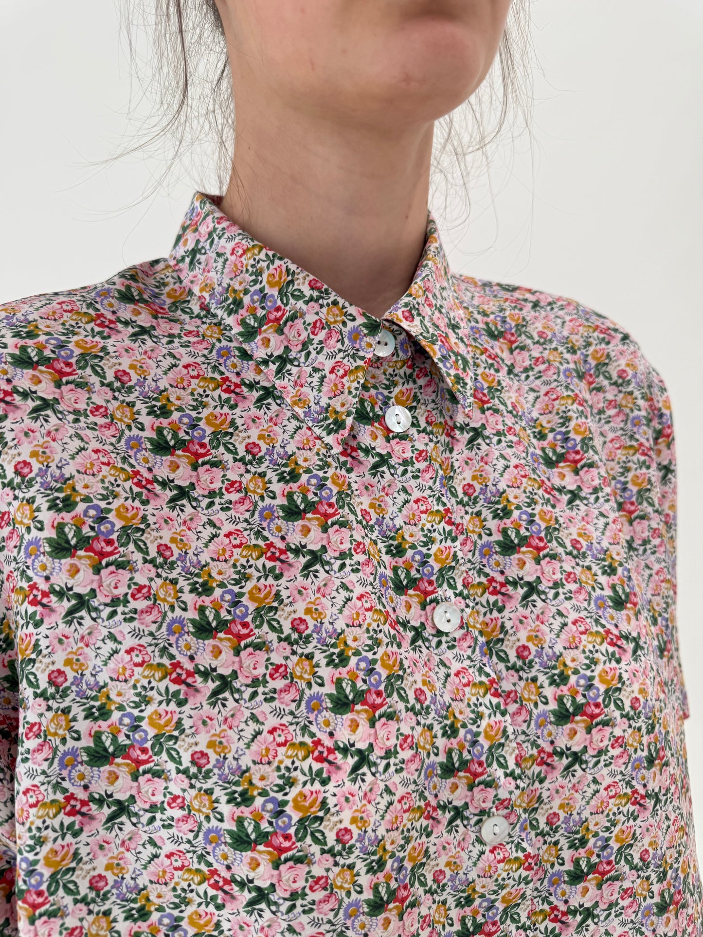 Cămașa powder pink din mătase naturală cu print floral delicat