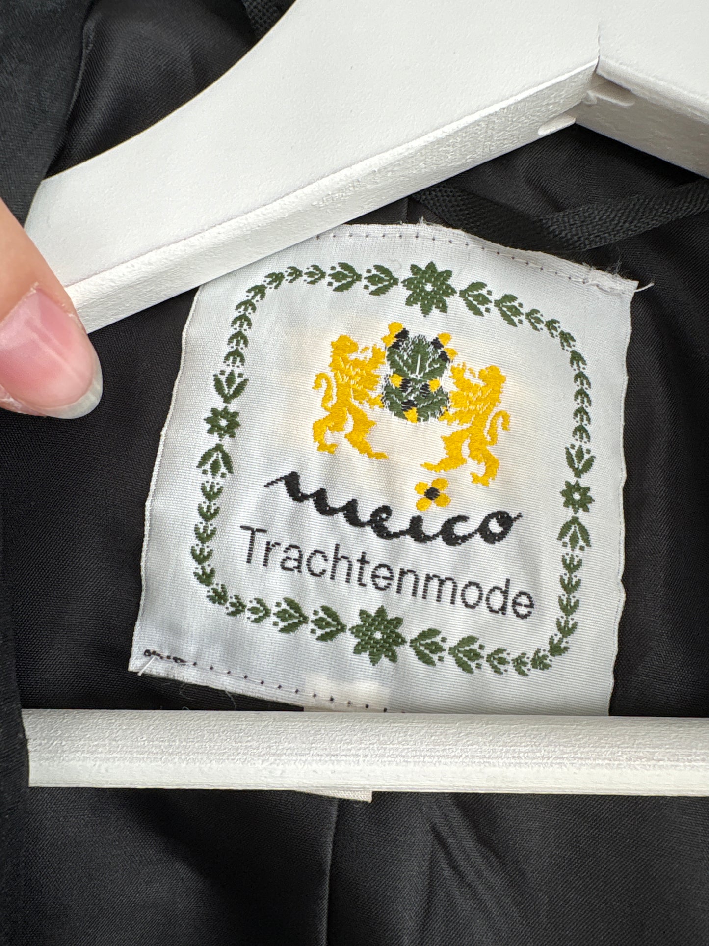 Sacou vintage negru cambrat cu umeri bufanți din mătase naturală dupioni