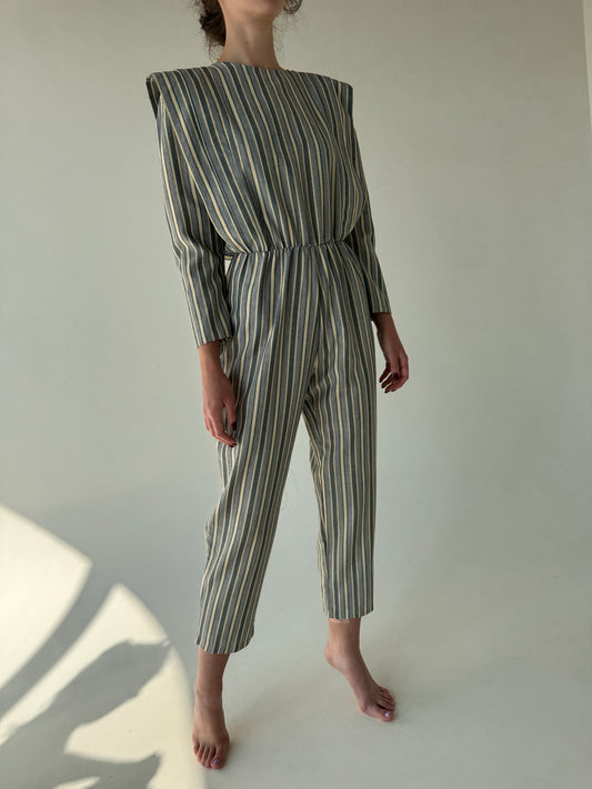 Salopetă vintage în croi retro modern din stofita moale cu dungi fine verticale