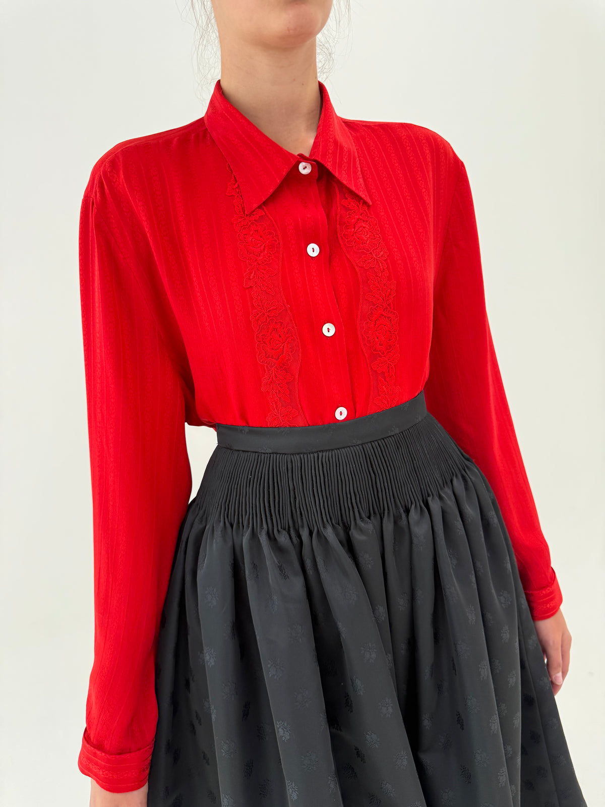 Cămașa vintage italiană din mătase naturală și dantelă chantily cherry red