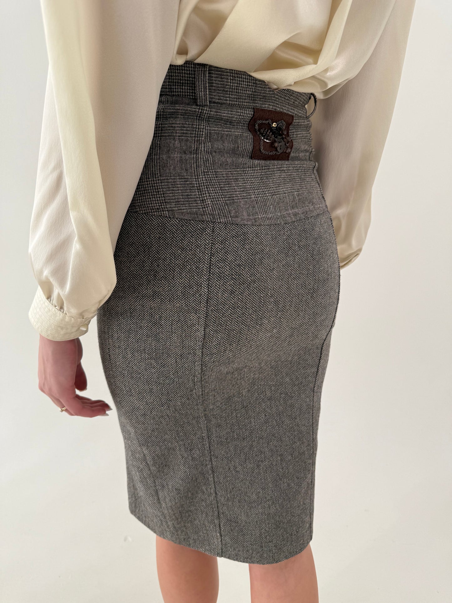 Fustă cu talie extrem de înaltă accentuată din stofita