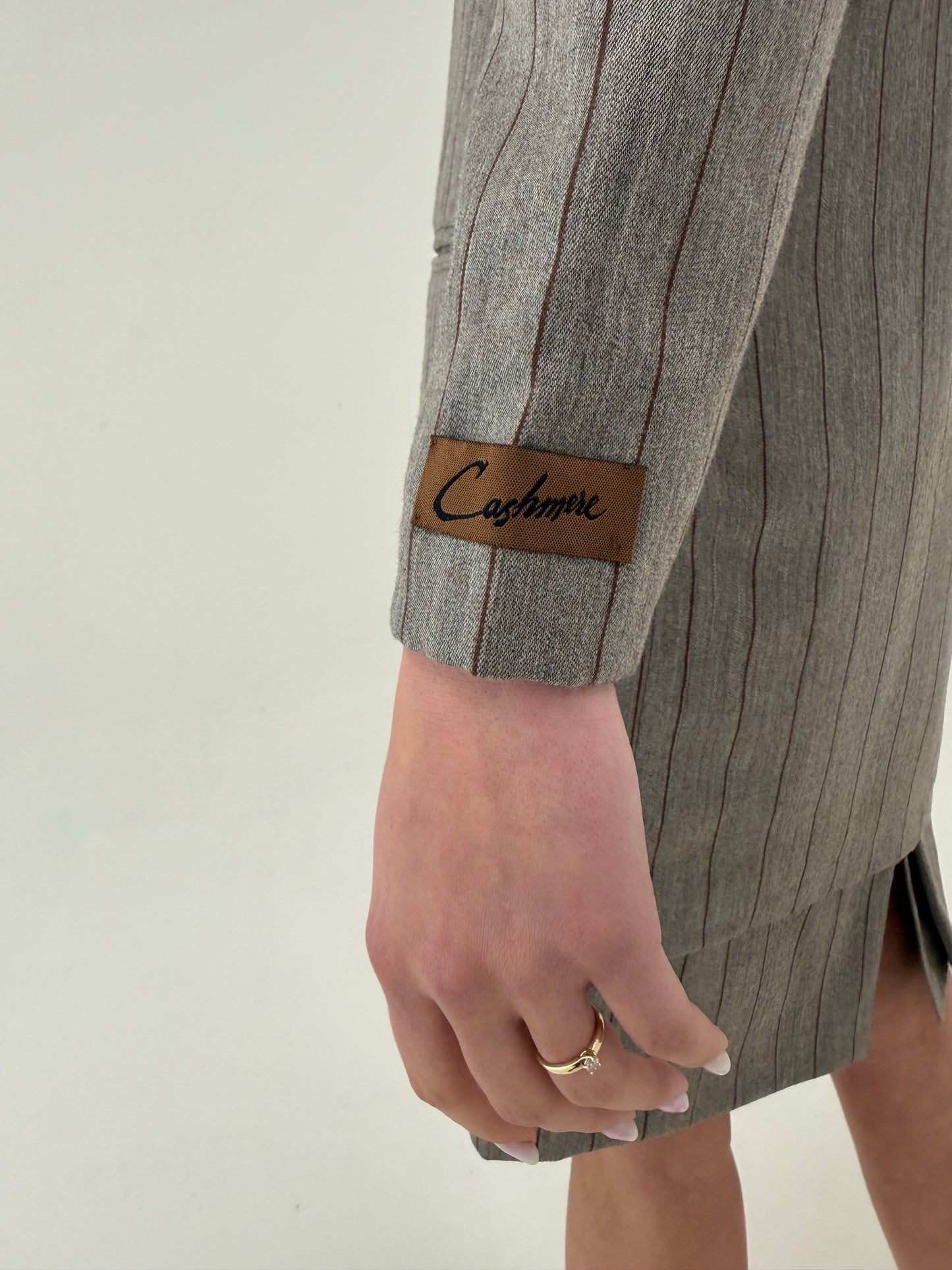 Deux piece din stofă subțire de lana extrafina și cașmir cu dungi fine verticale