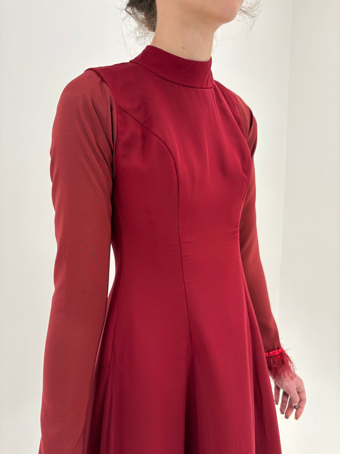 Rochie maxi burgundy de seară cu talie ultra înaltă și pene naturale cu spate reglabil