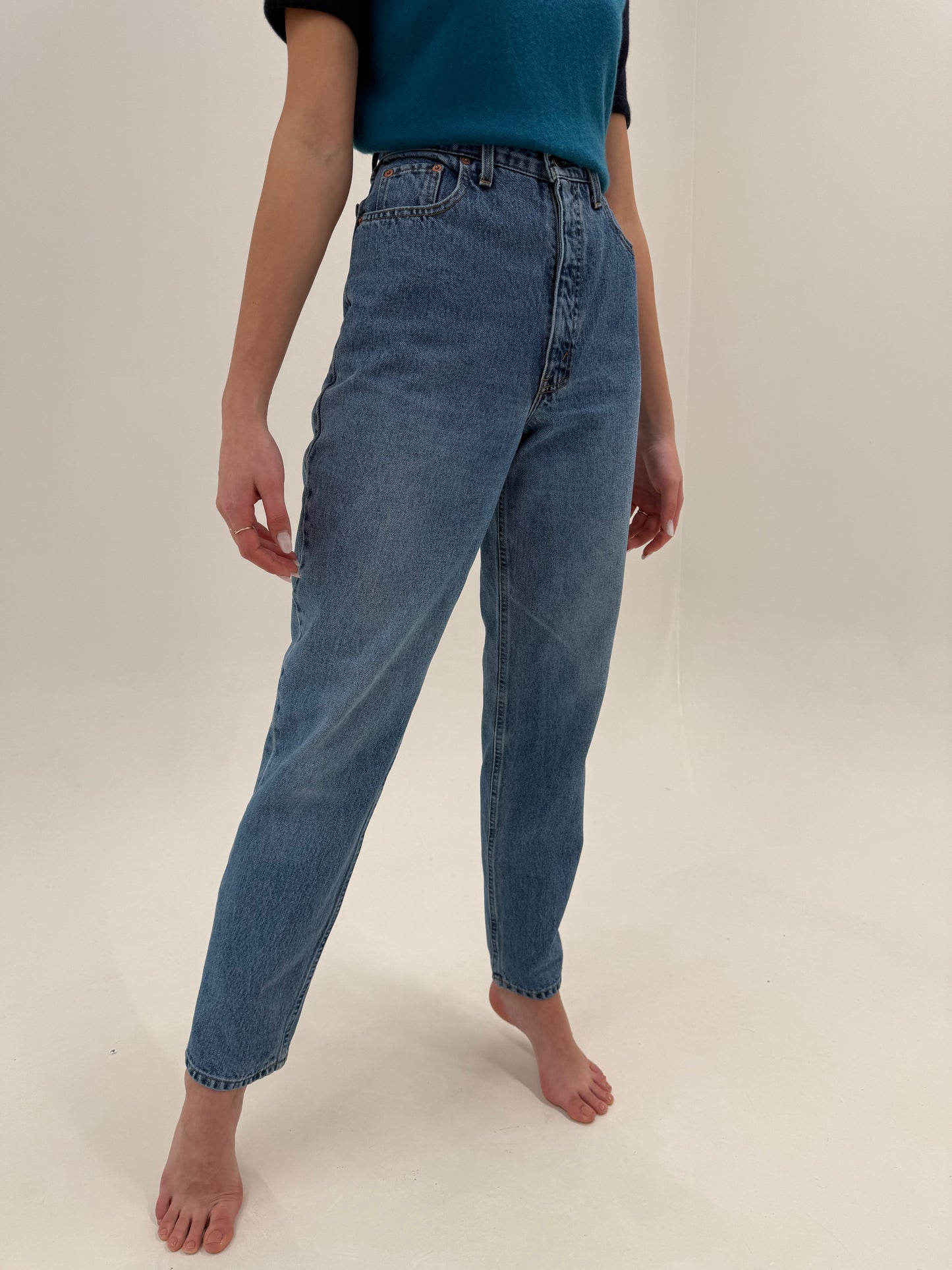 Jeans vintage Levi’s tall cu talie ultra înaltă mom fit