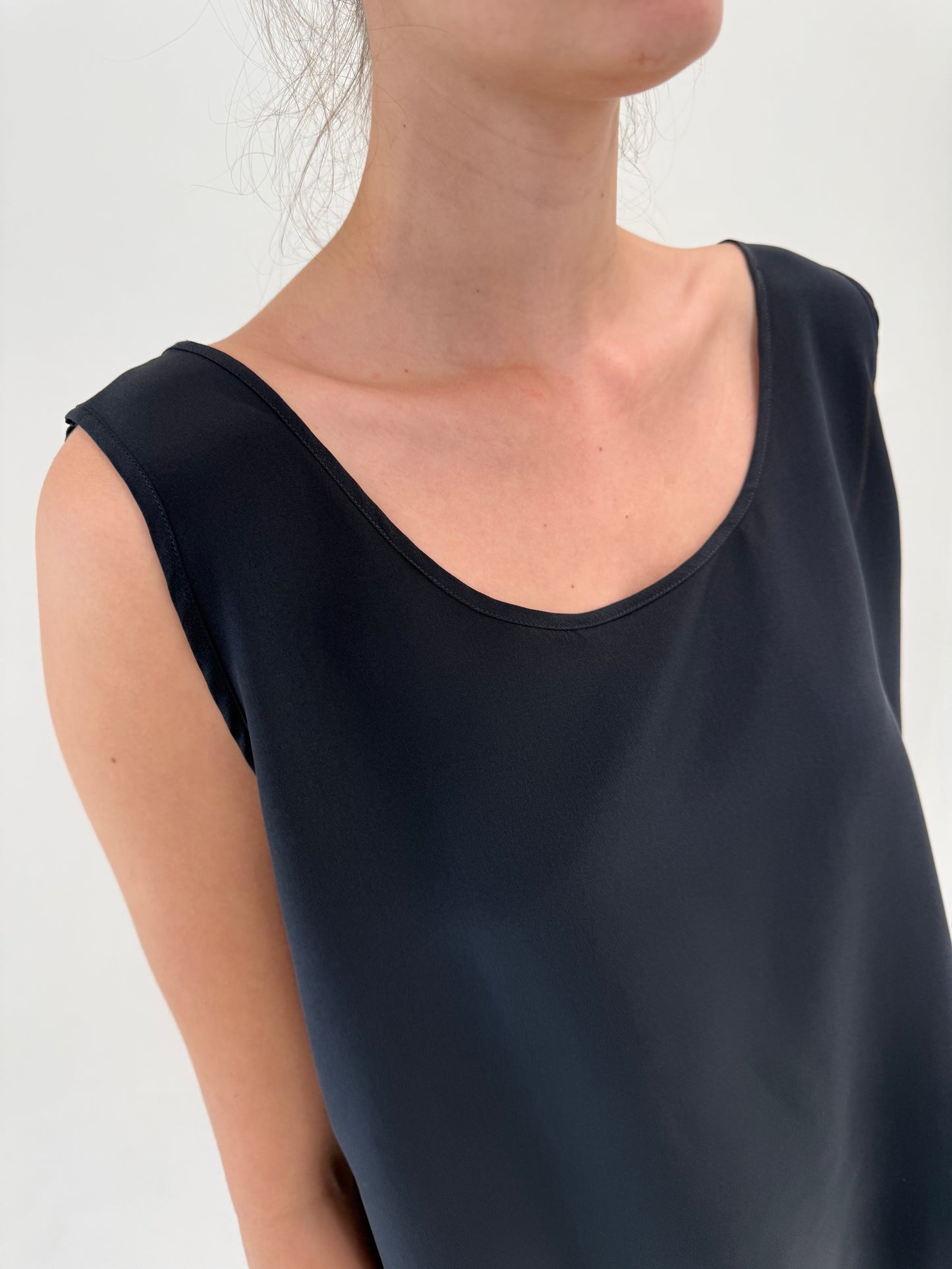 Top negru din mătase naturală in croi minimalist