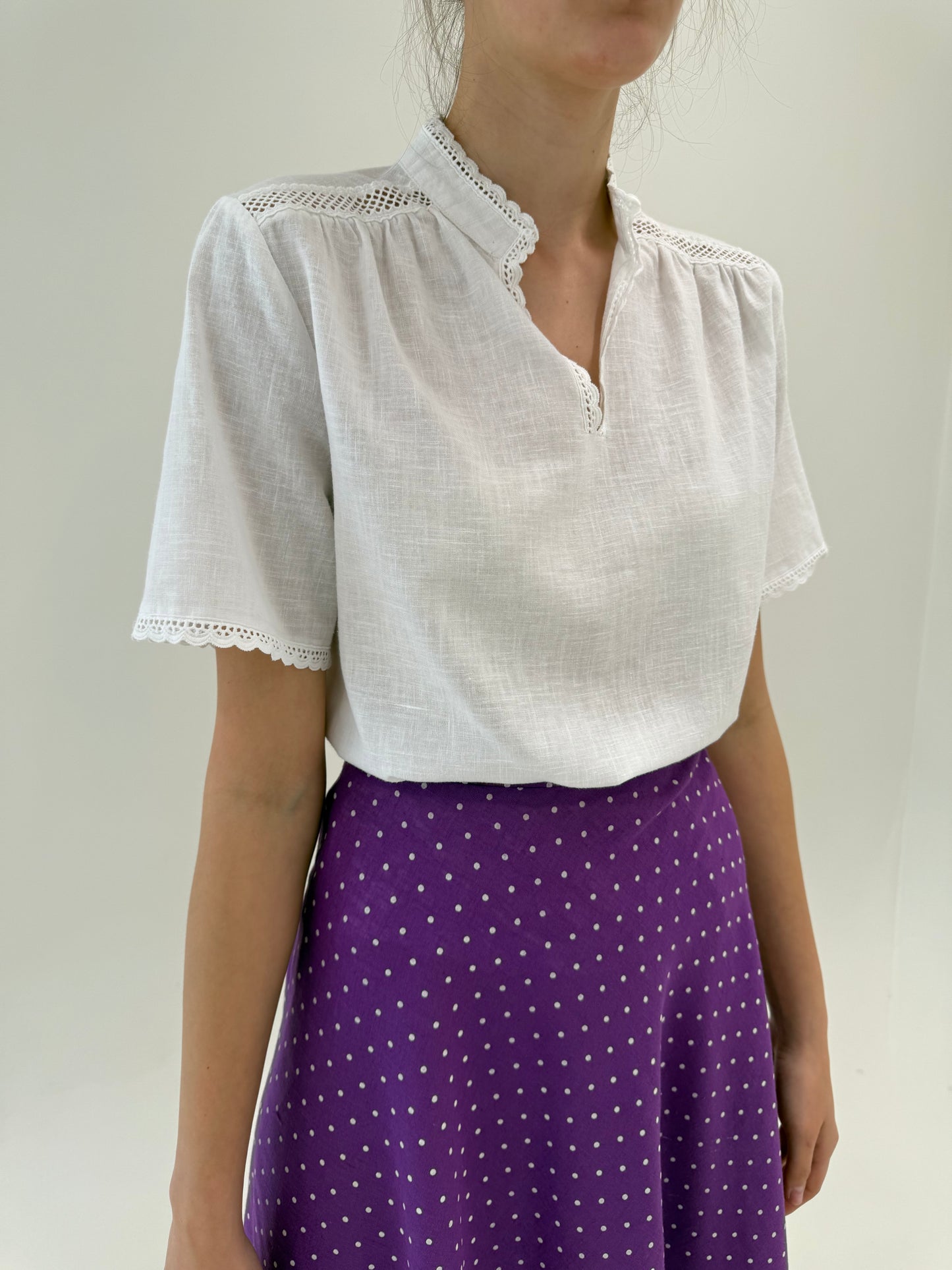 Cămașa vintage din pânză cu broderie anglaise și bust drapat