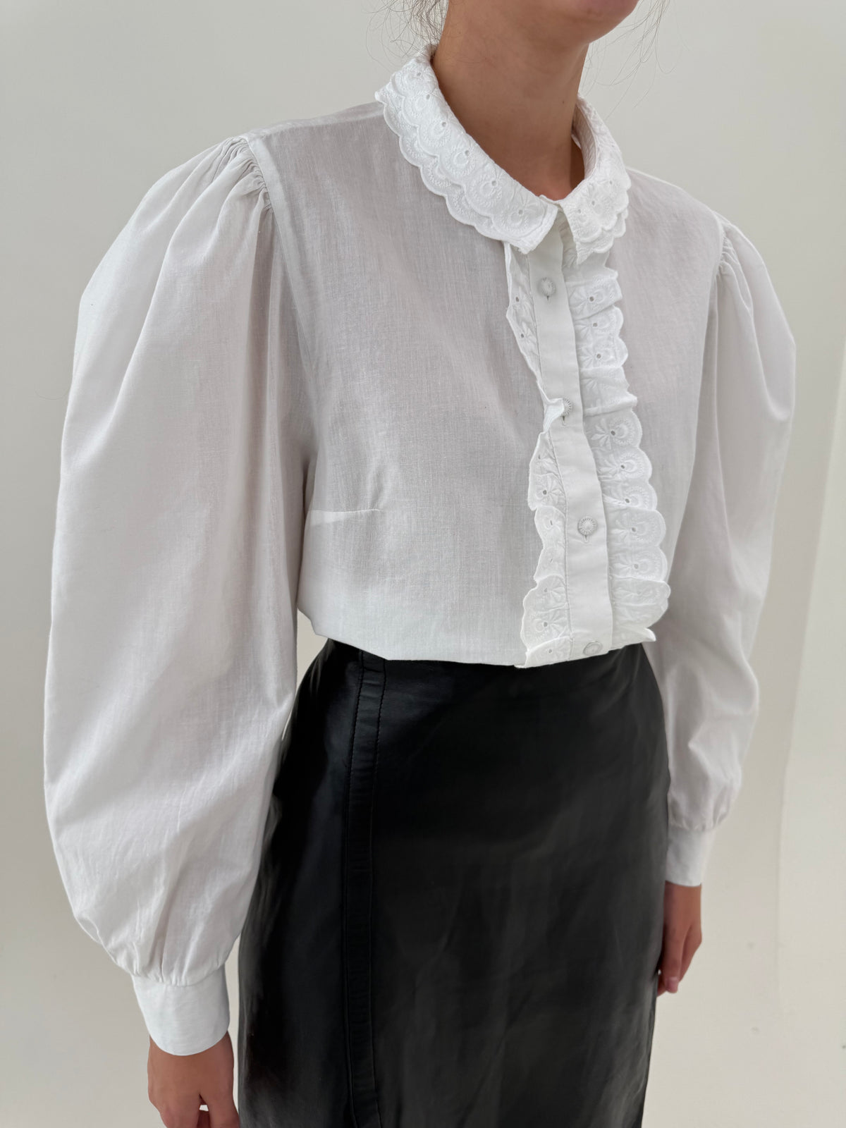 Cămașa vintage cu jabou, broderie anglaise și mâneci bufante