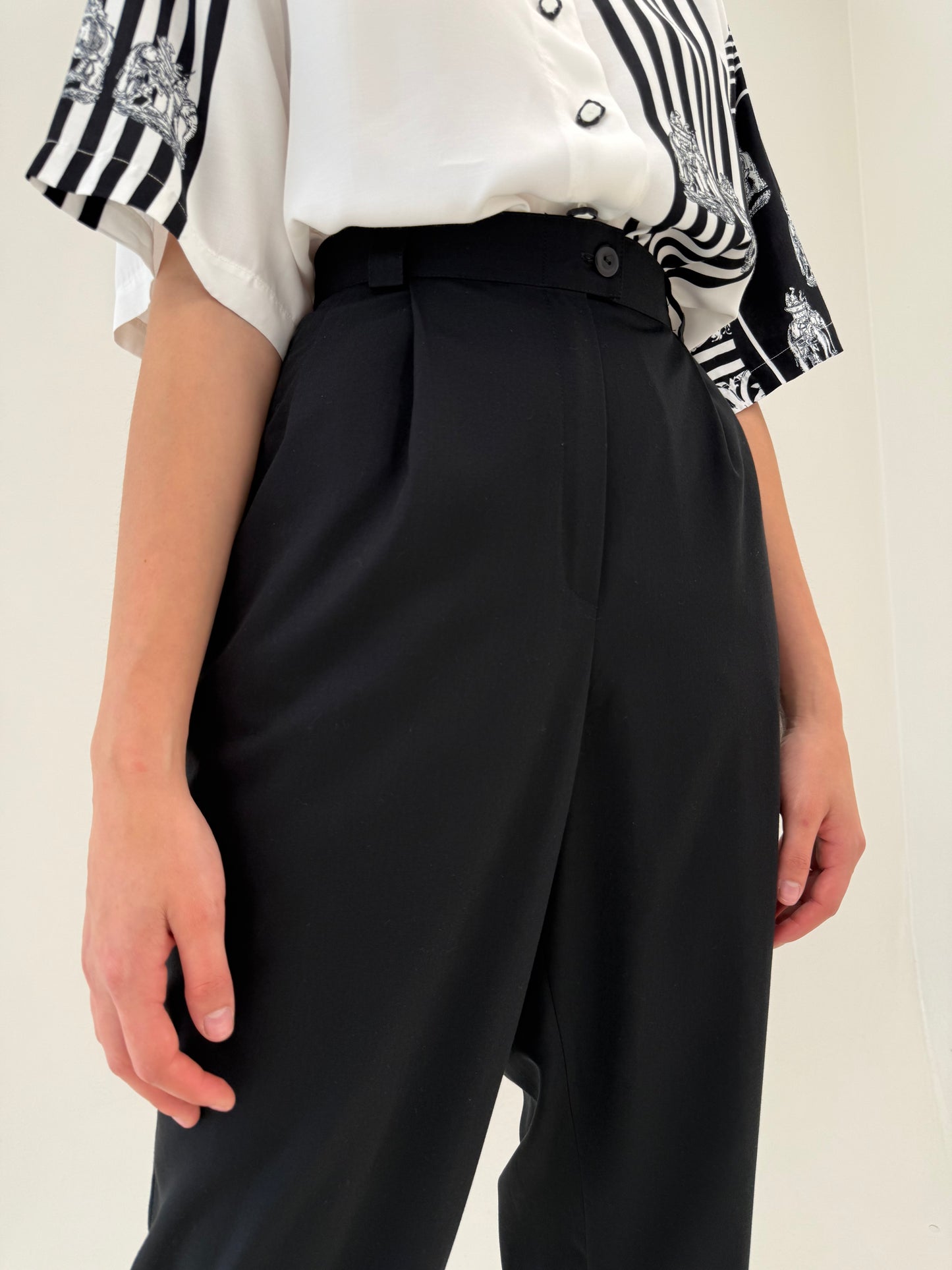 Pantaloni negri de vară tall cu talie ultra înaltă și pense