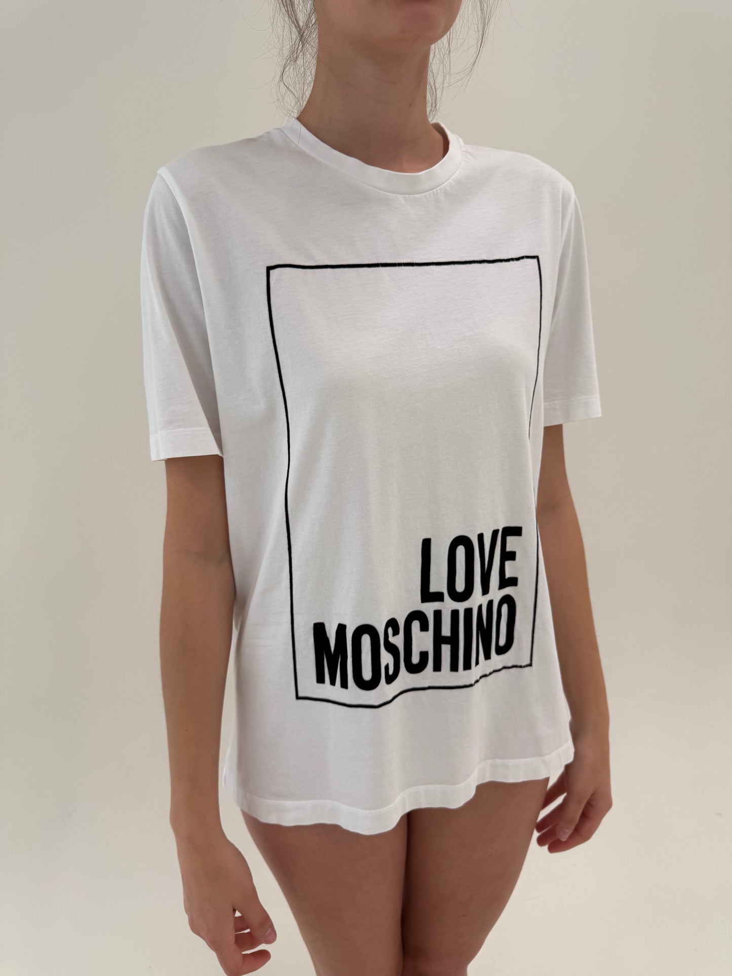 Top Moschino alb din bumbac premium în croi clasic