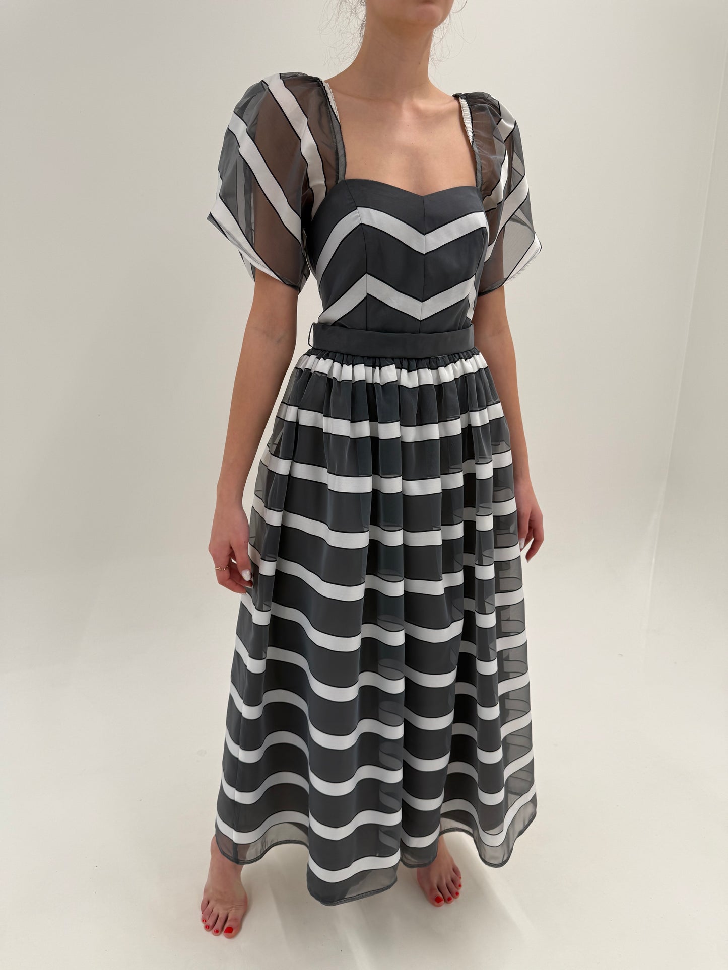 Rochie vintage maxi cu dungi , corsaj și mâneci din organza