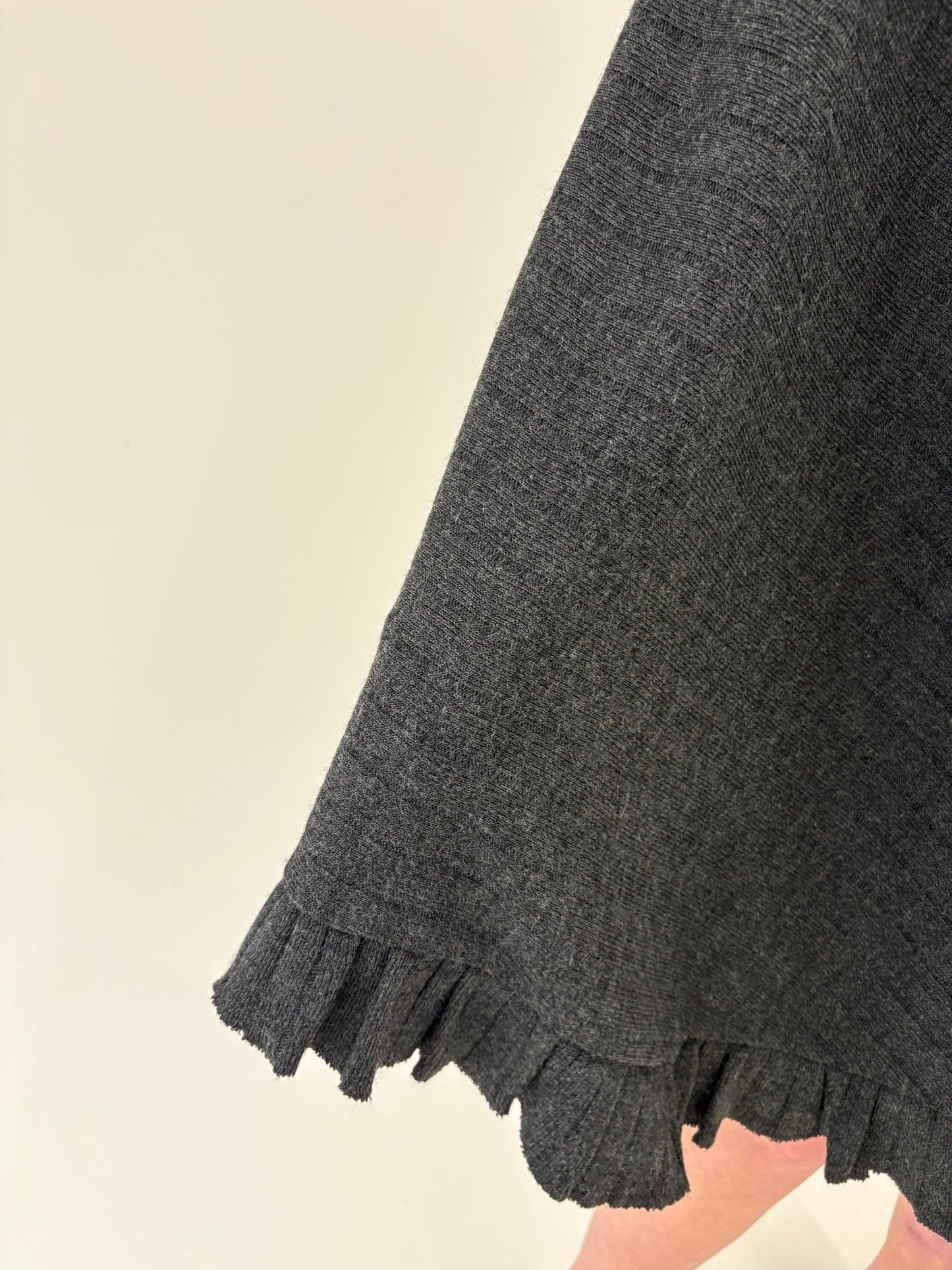 Capa excepțională cu volane charcoal gray din lana extrafina