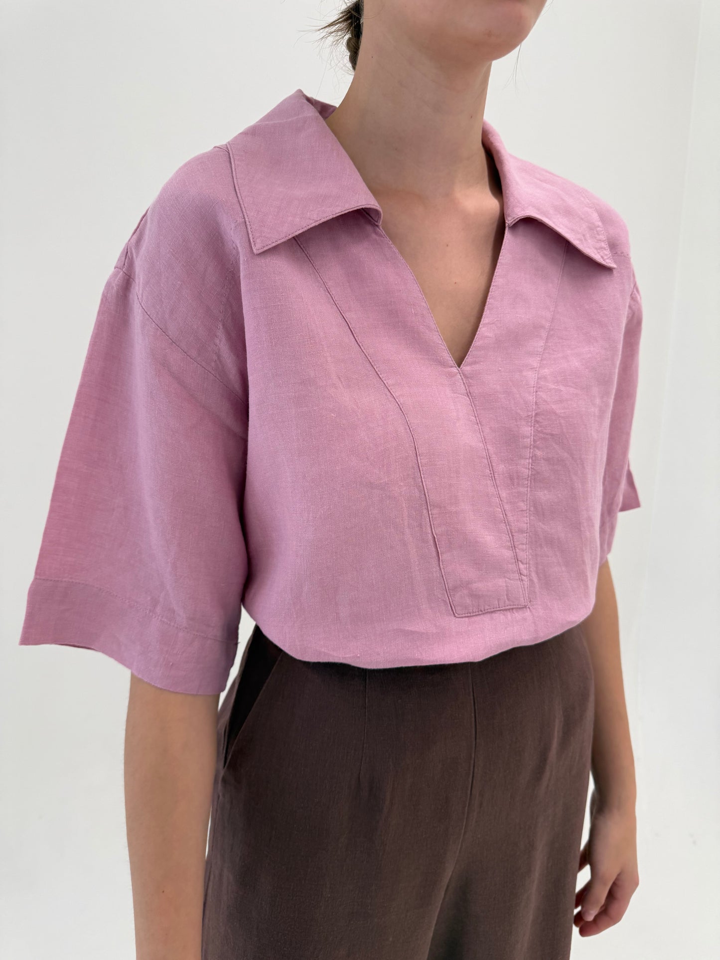 Cămașa din pânză de in dusty rose pink in croi lejer minimalist