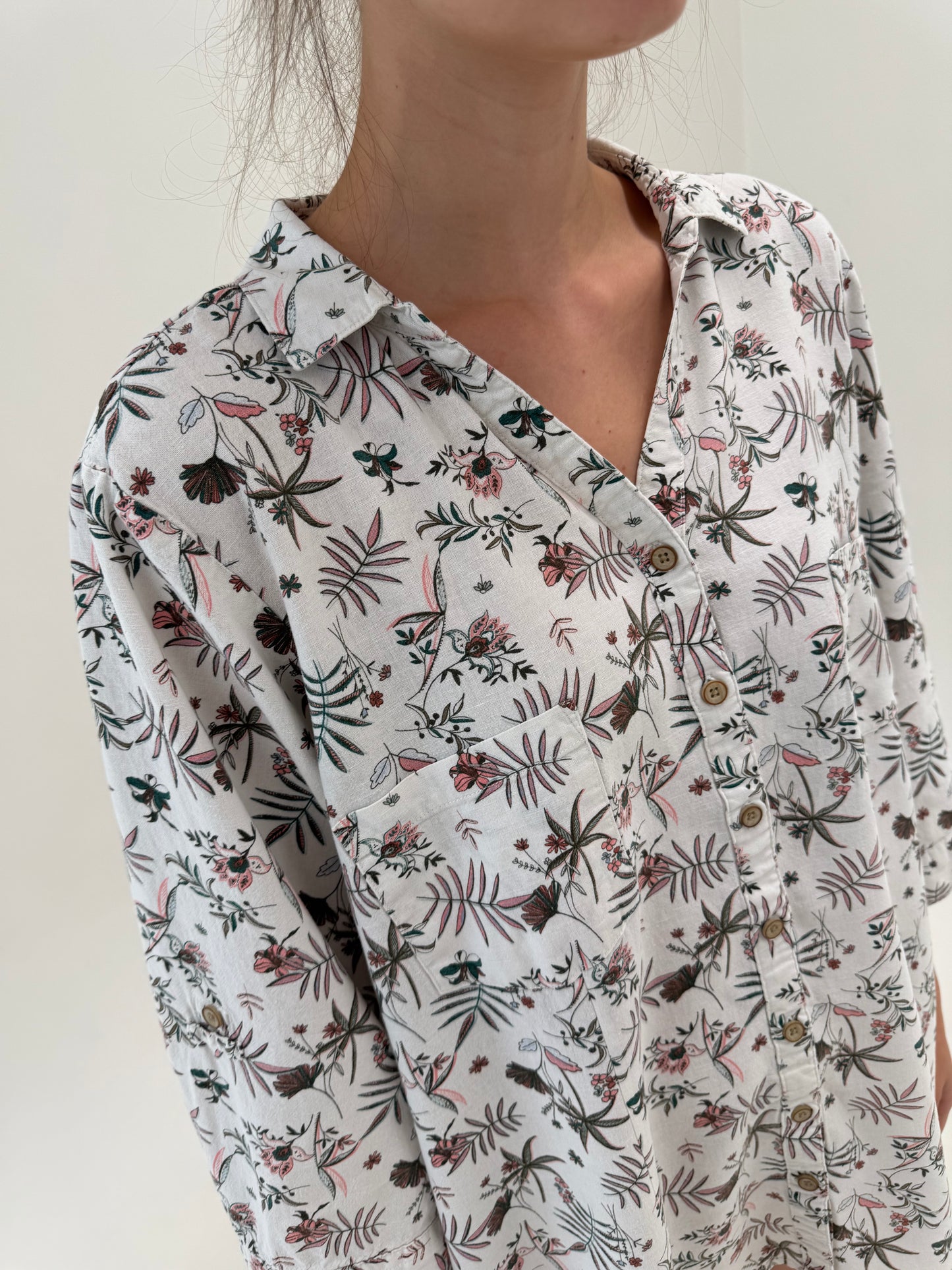 Cămașa de in premium cu print delicat în croi lejer