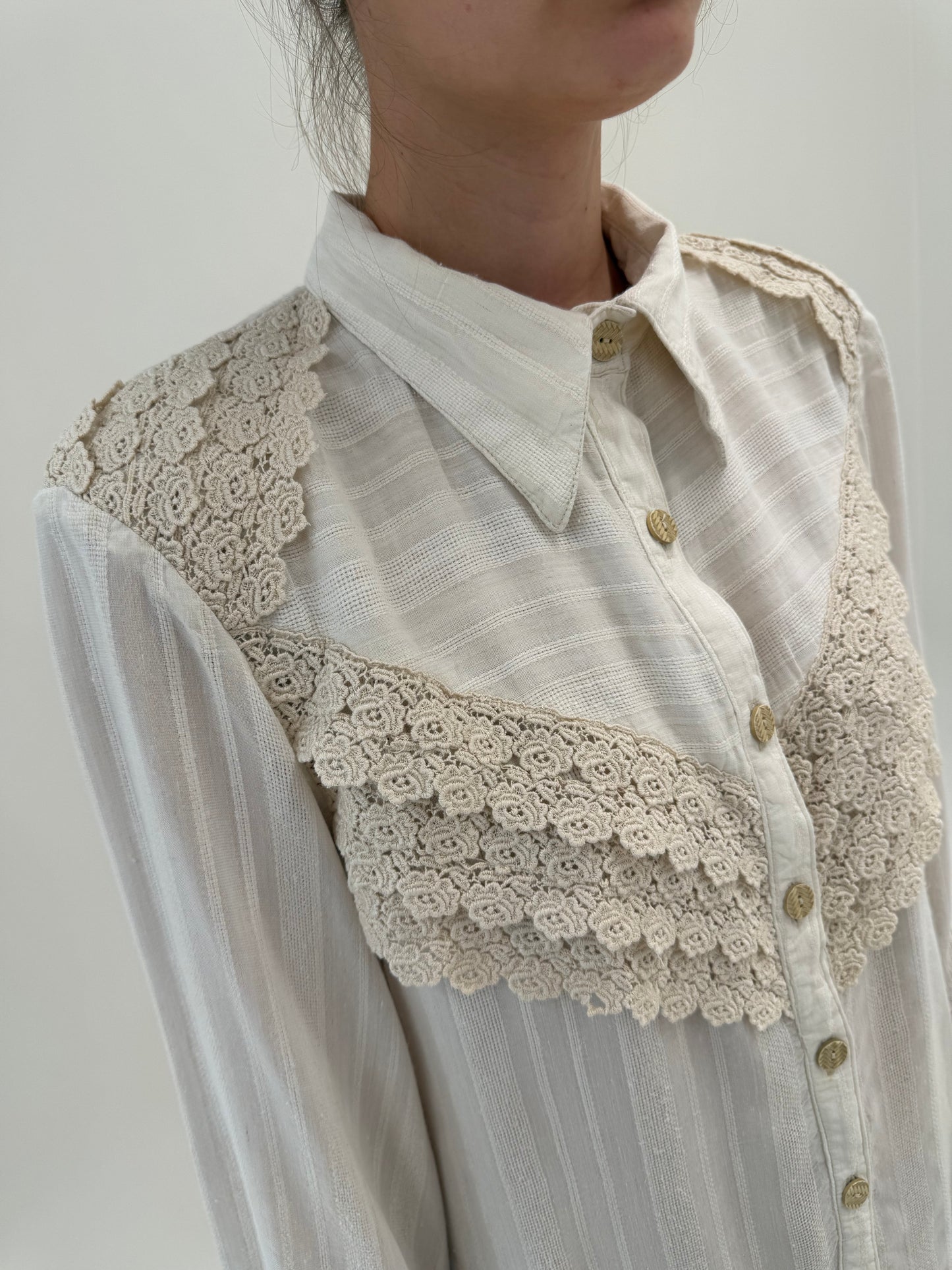 Cămașa superbă vintage din pânză cu inserții de dantelă macrame