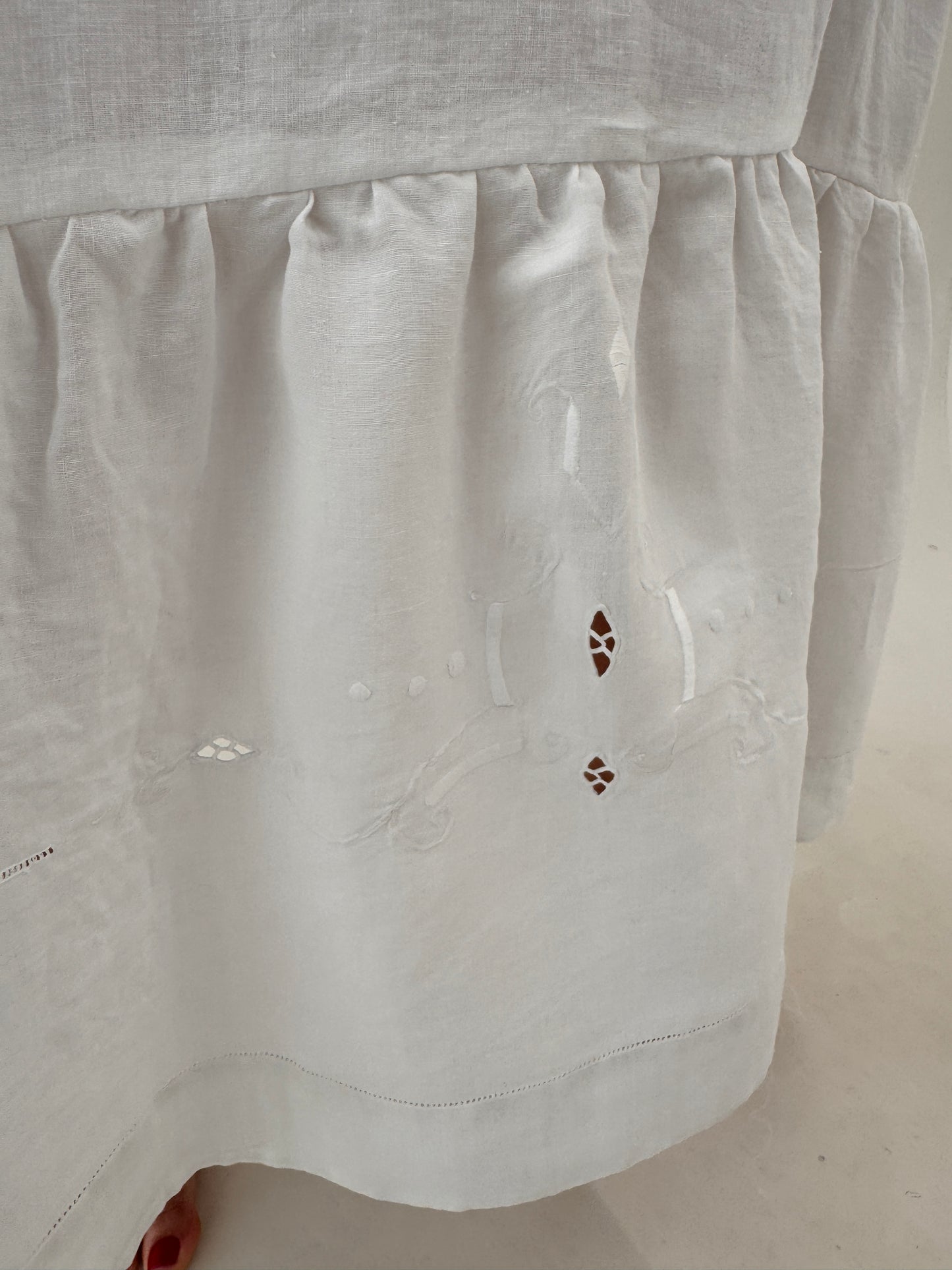 Rochie maxi tall cu broderie manuală delicată pe gust și tiv din in excepțional
