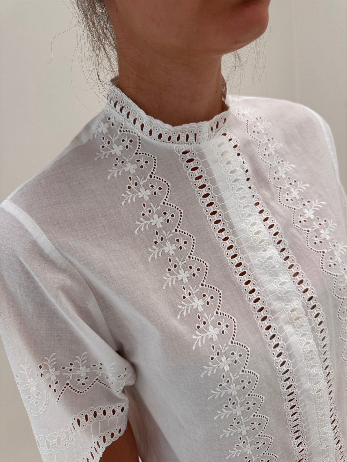 Cămașa vintage din panzica de bumbac excepțional cu broderie anglaise