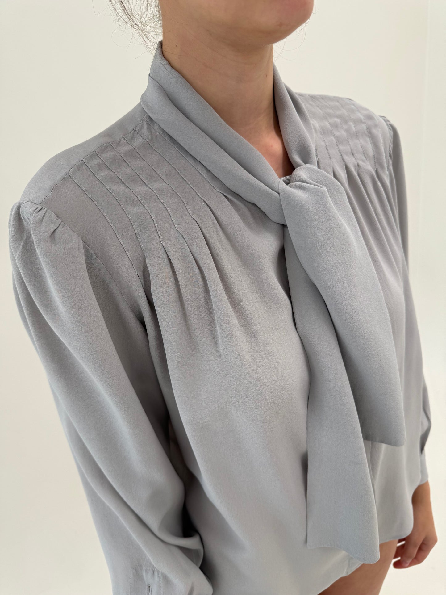 Cămașa petite silver gray din mătase naturală în croi amplu cu panglică