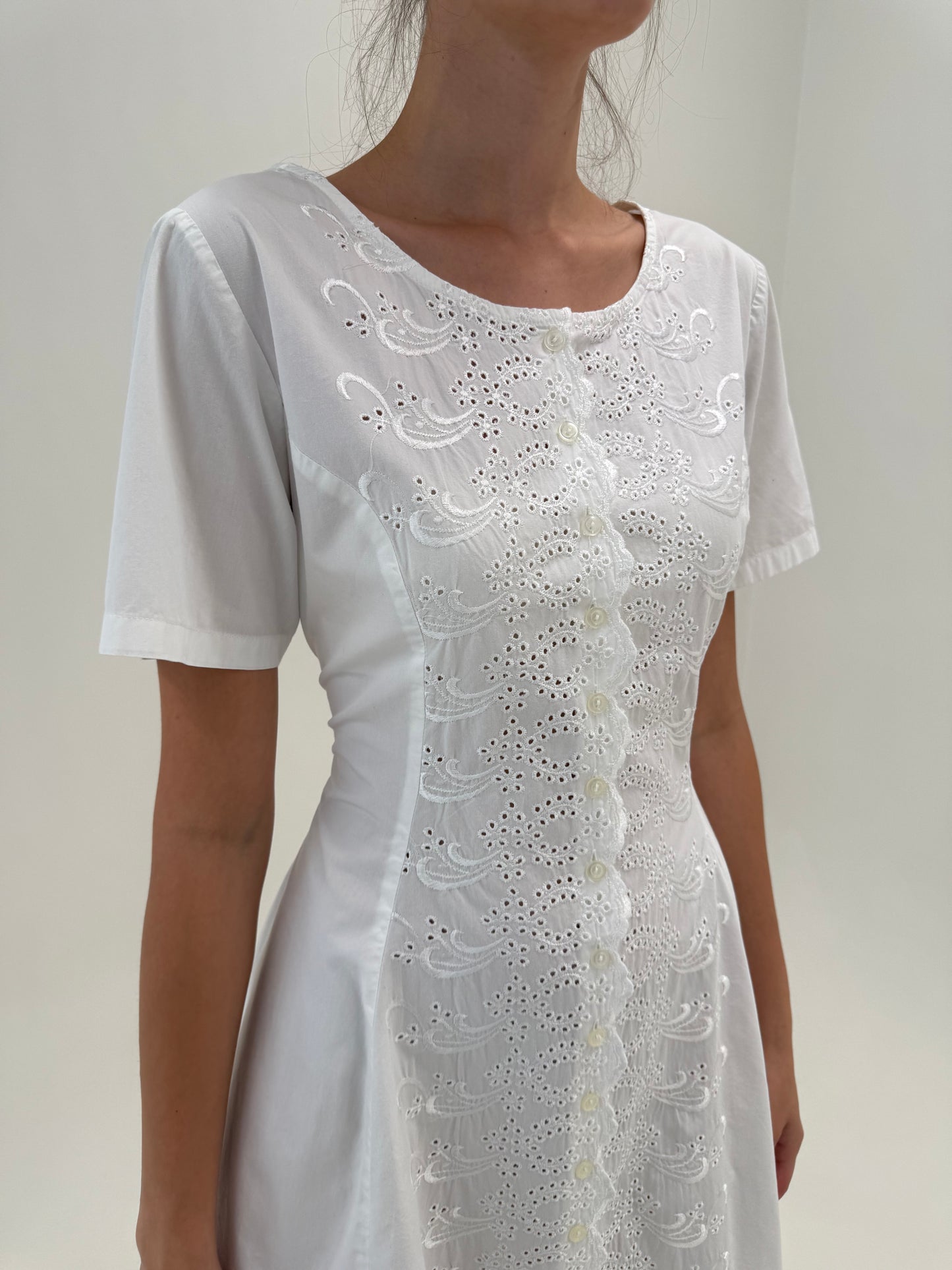 Rochie maxi albă din bumbac cu broderie anglaise superbă și talie reglabilă