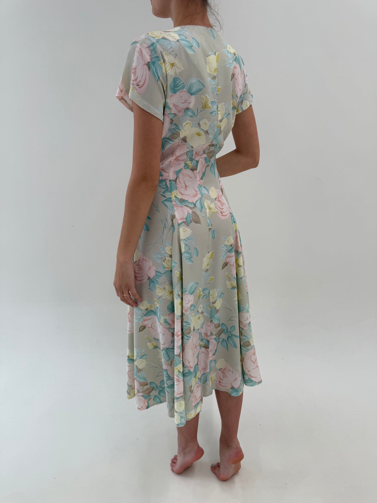 Rochie maxi cu corsaj și print floral superb în culori pudrate