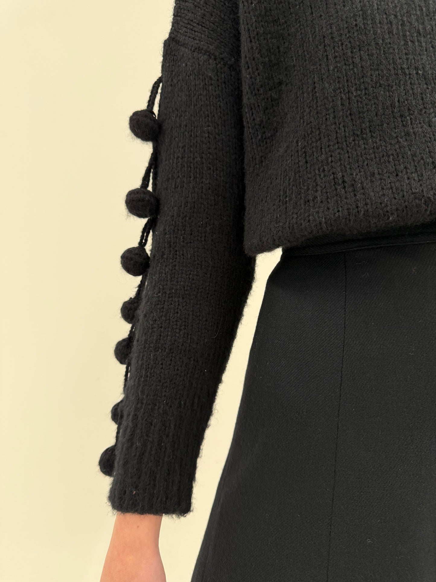 Fustă neagră în croi A-line din lana extrafina cu talie ultra înaltă