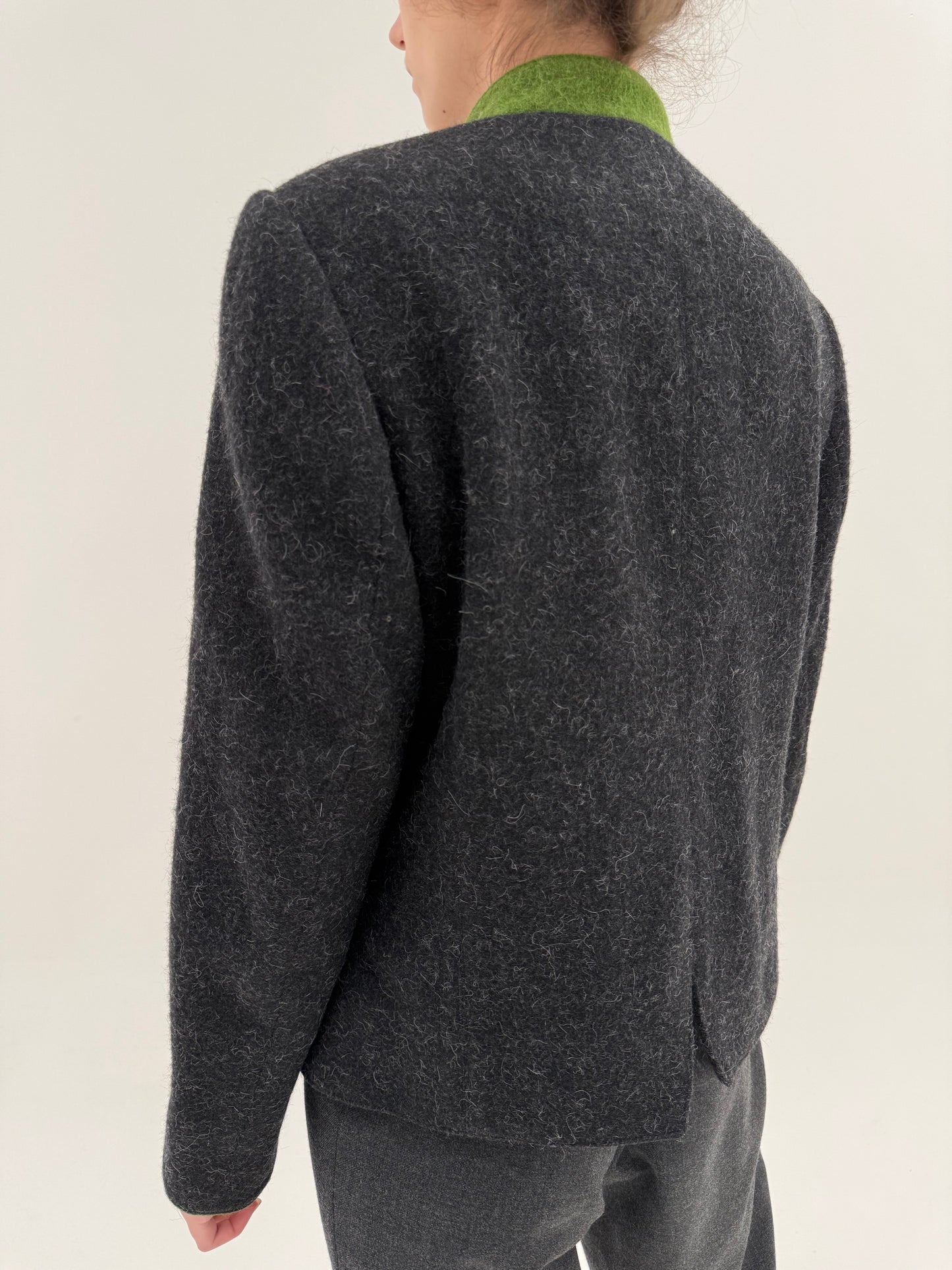 Jacheta gri din stofă structurată de lana și alpaka în croi minimalist