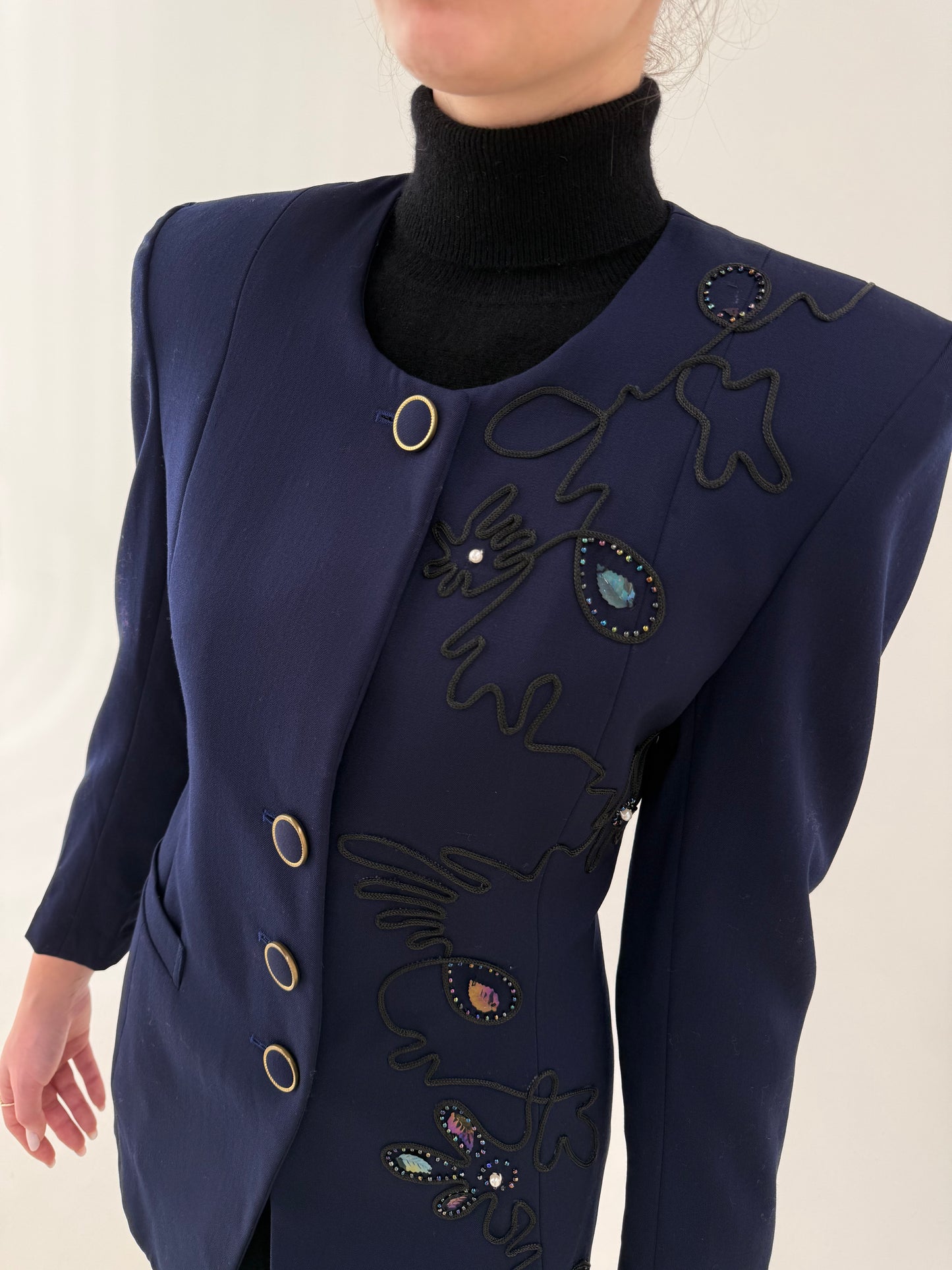 Sacou lung cambrat cu aplicații manuale în croi minimalist de la zi la seară