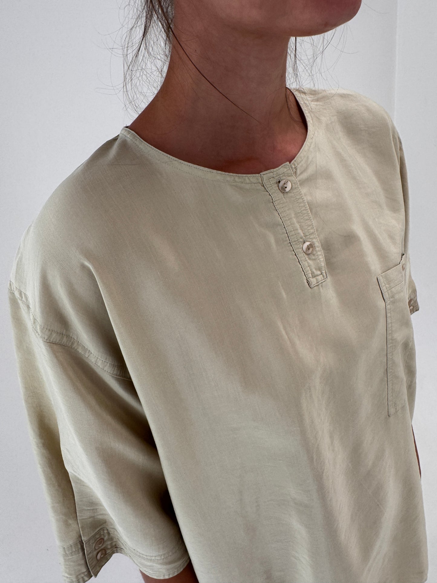 Tricou camel din mătase naturală în croi retro modern
