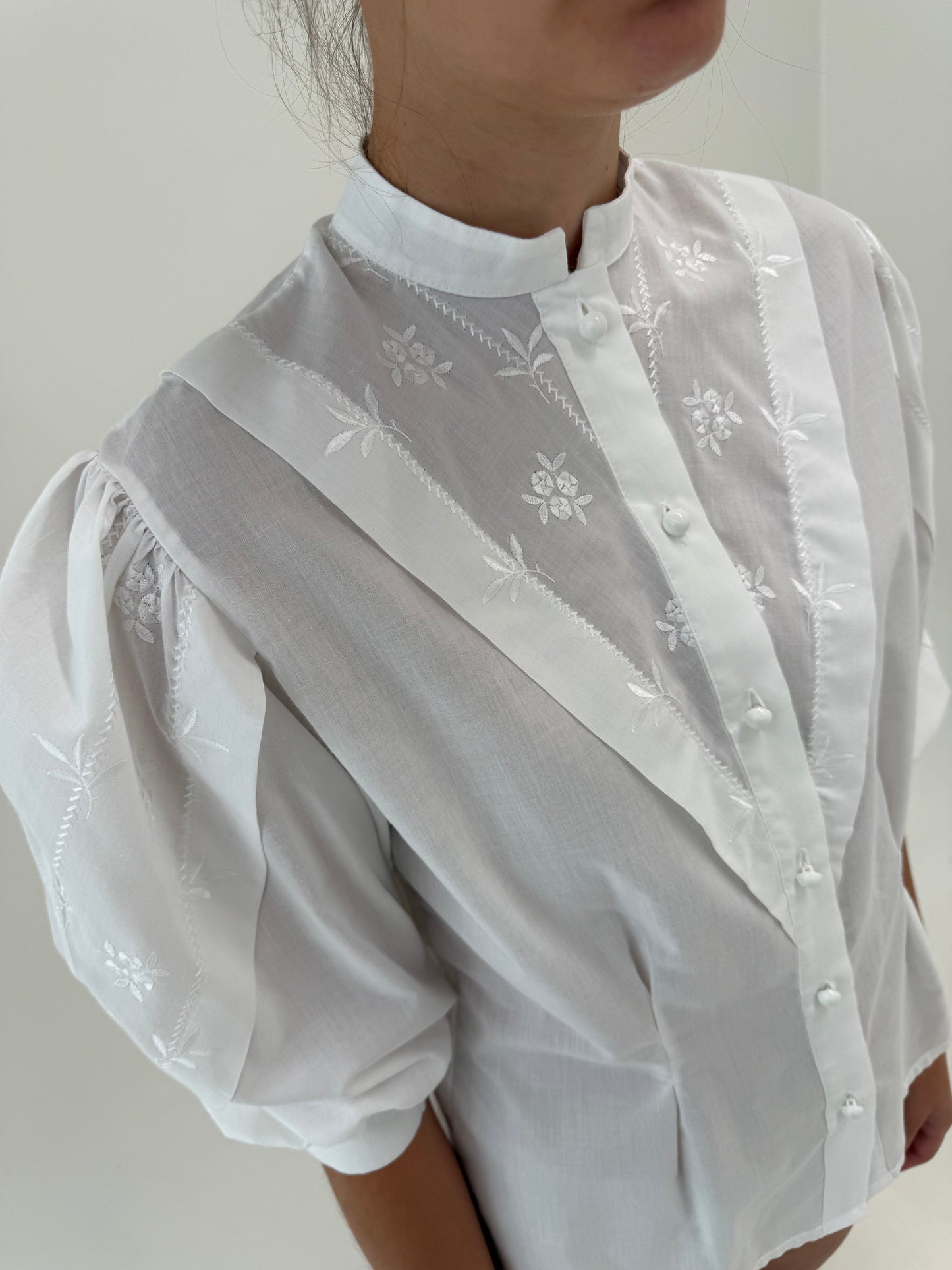 Cămașa vintage cu mâneci bufante și broderie delicată în croi ușor cambrat