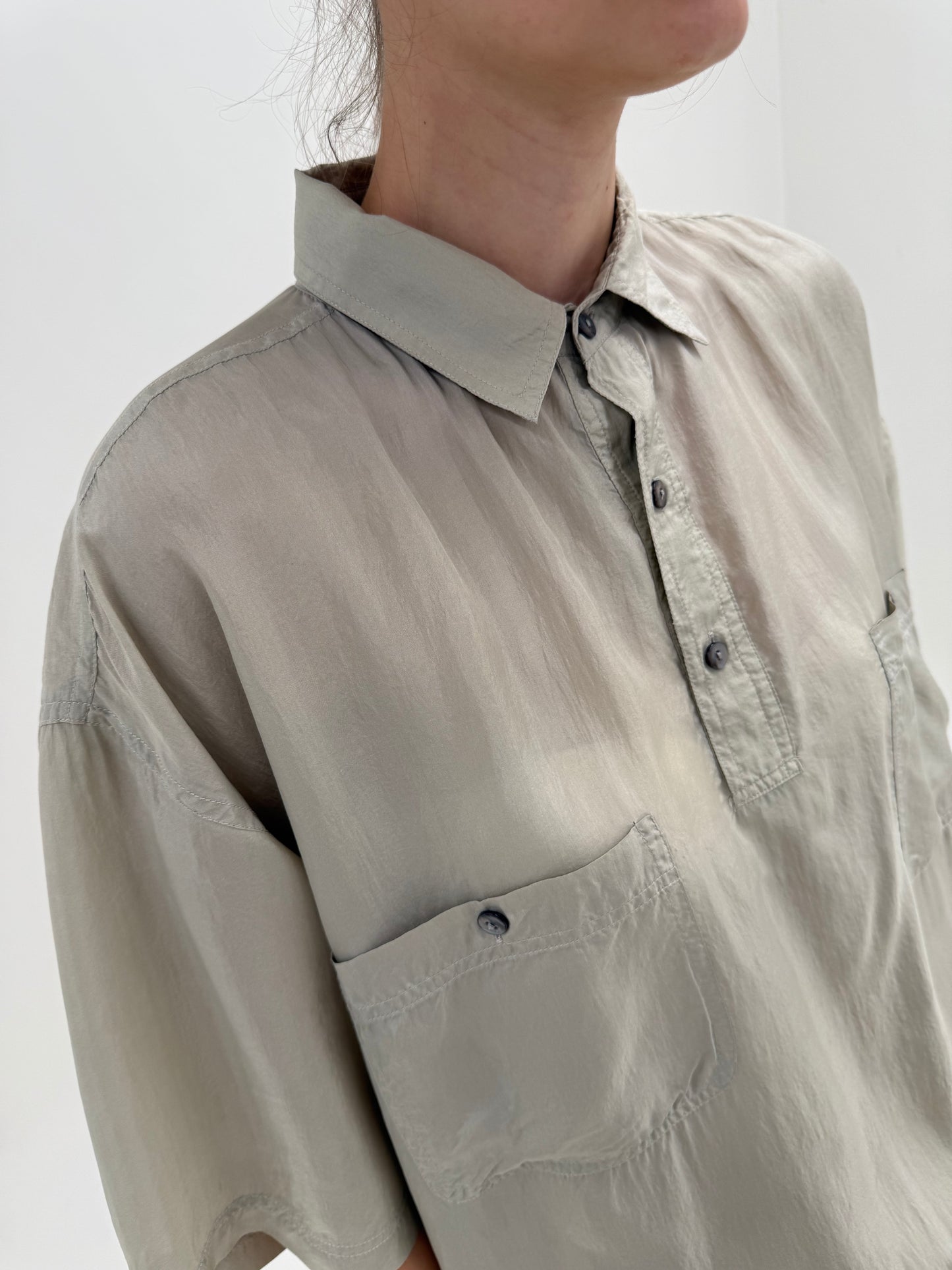 Top vintage polo warm gray din mătase naturală în croi retro modern