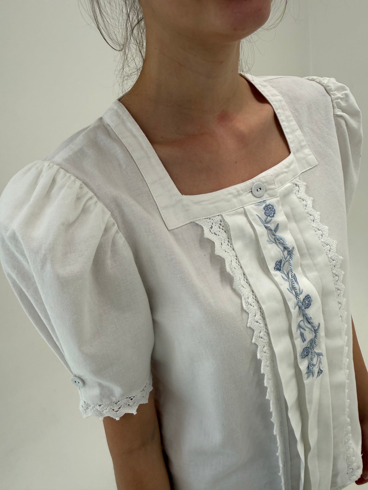 Corsaj vintage din pânză cu broderie baby blue și dantelă macrame